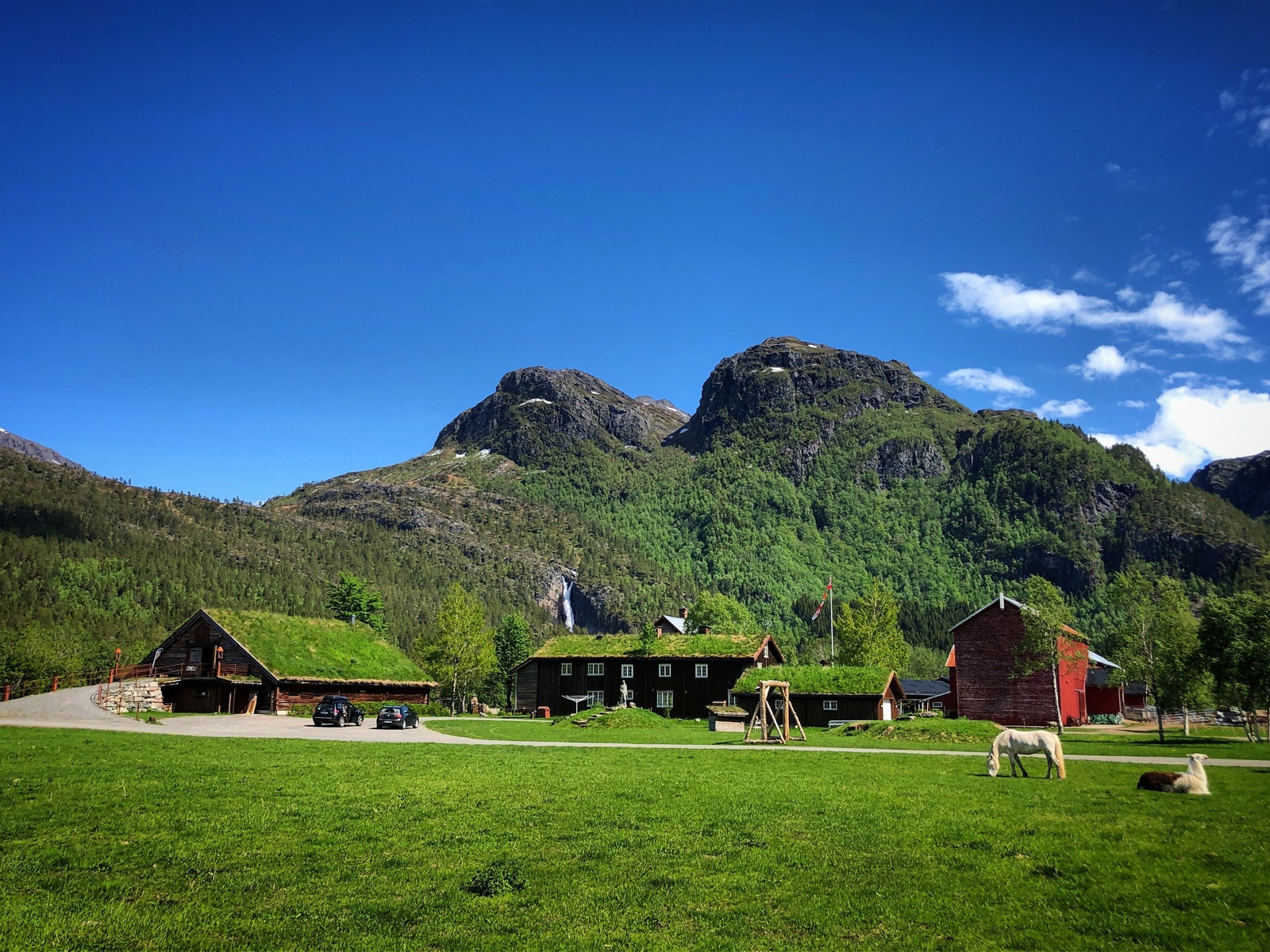 Kårvatn, en idyllisk plass. Butikken Kårvatn Fjellutstyr i låven til venstre. Galleribilde