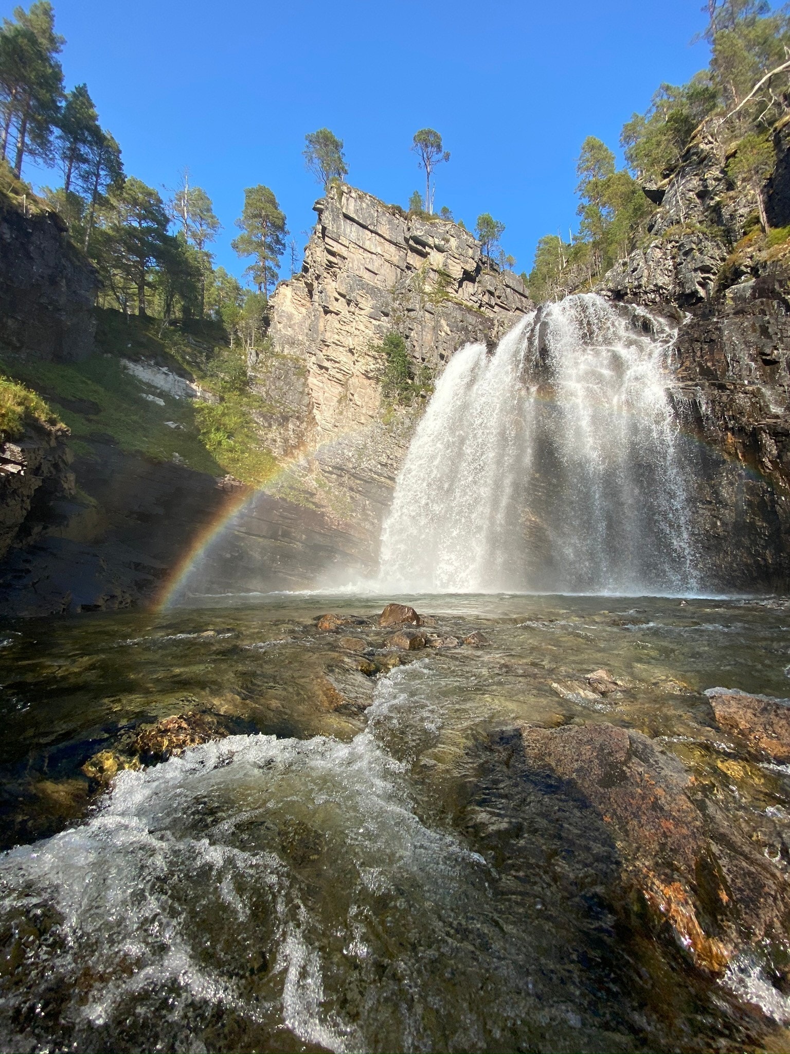 Nauståfossen, flott skue og fint turmål. Her kan en også ta seg en dukkert Galleribilde
