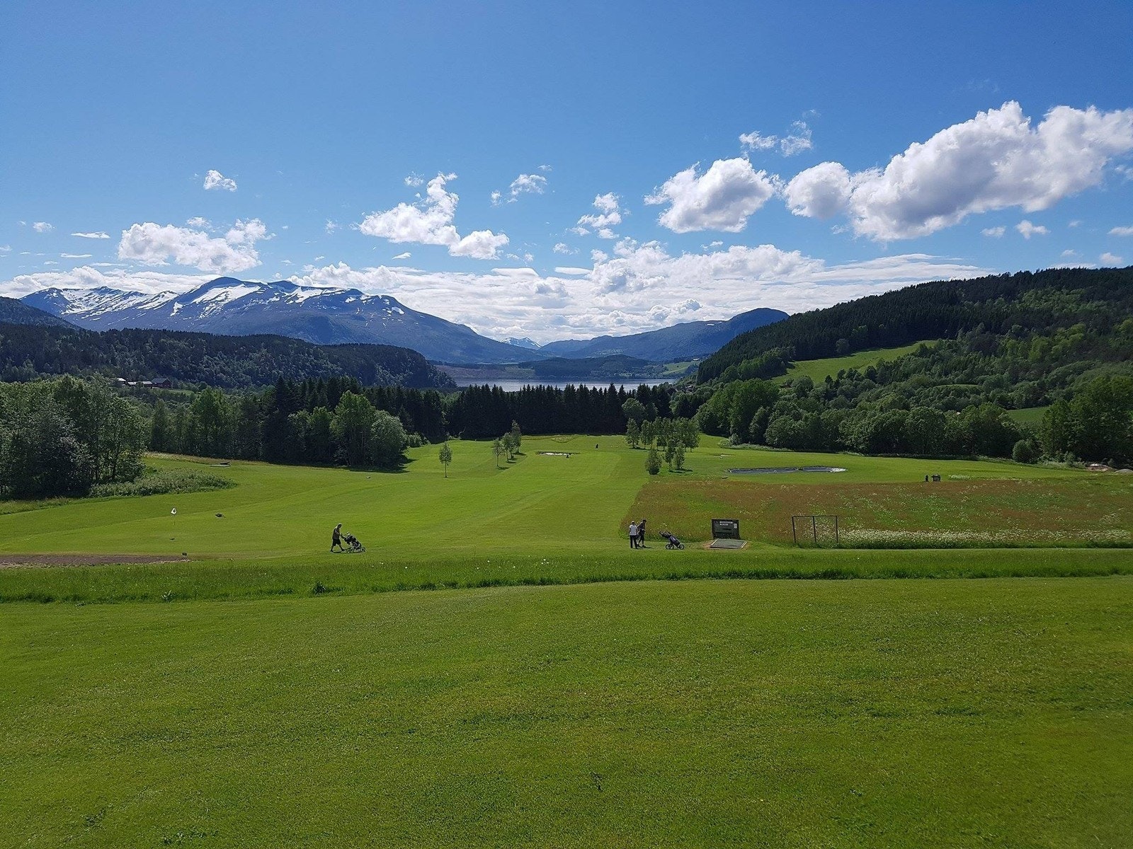 Surnadal Golfpark ligger ca. 30 min fra Kårvatn. Dette er en 9-hulls bane med flott beliggenhet og utsikt mot fjord og fjell. Galleribilde