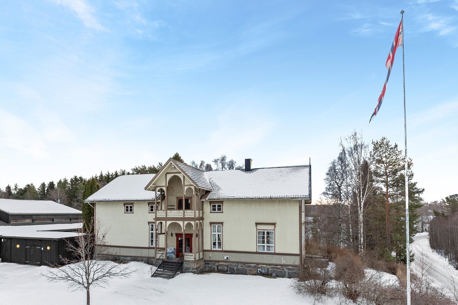 Eiendommen ligger i landlige omgivelser på Ådalsbruk i et område med spredt boligbebyggelse og landbrukseiendommer i Løten kommune. Galleribilde