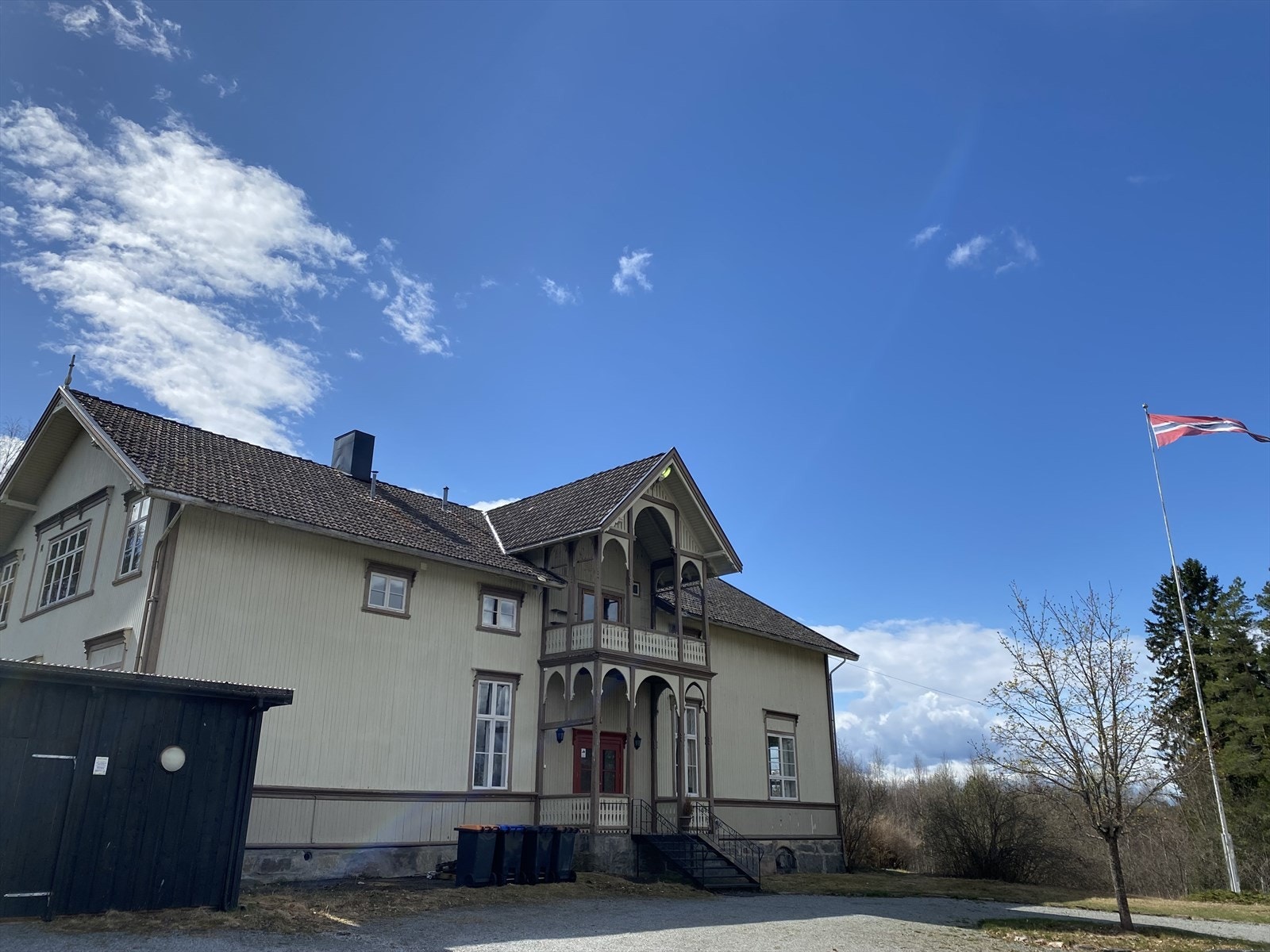Eiendommen ligger i landlige omgivelser på Ådalsbruk i et område med spredt boligbebyggelse og landbrukseiendommer i Løten kommune. Galleribilde