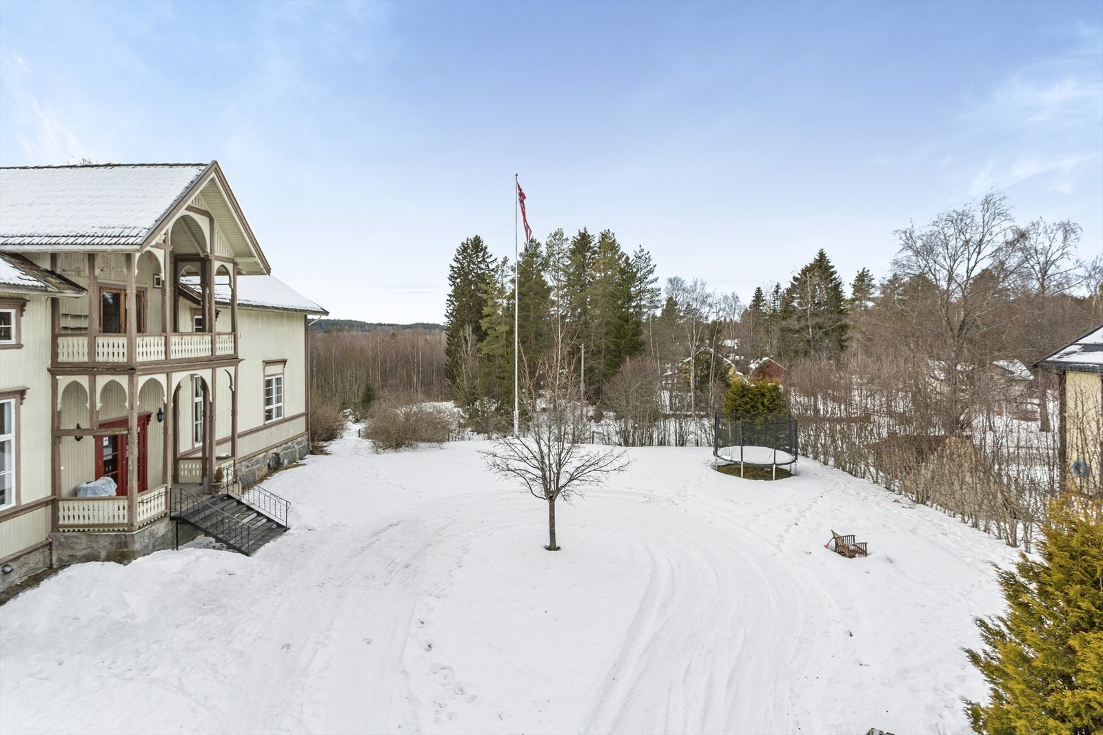 Tomten har flate og skrånende arealer opparbeidet med gressplen, beplantning. Galleribilde