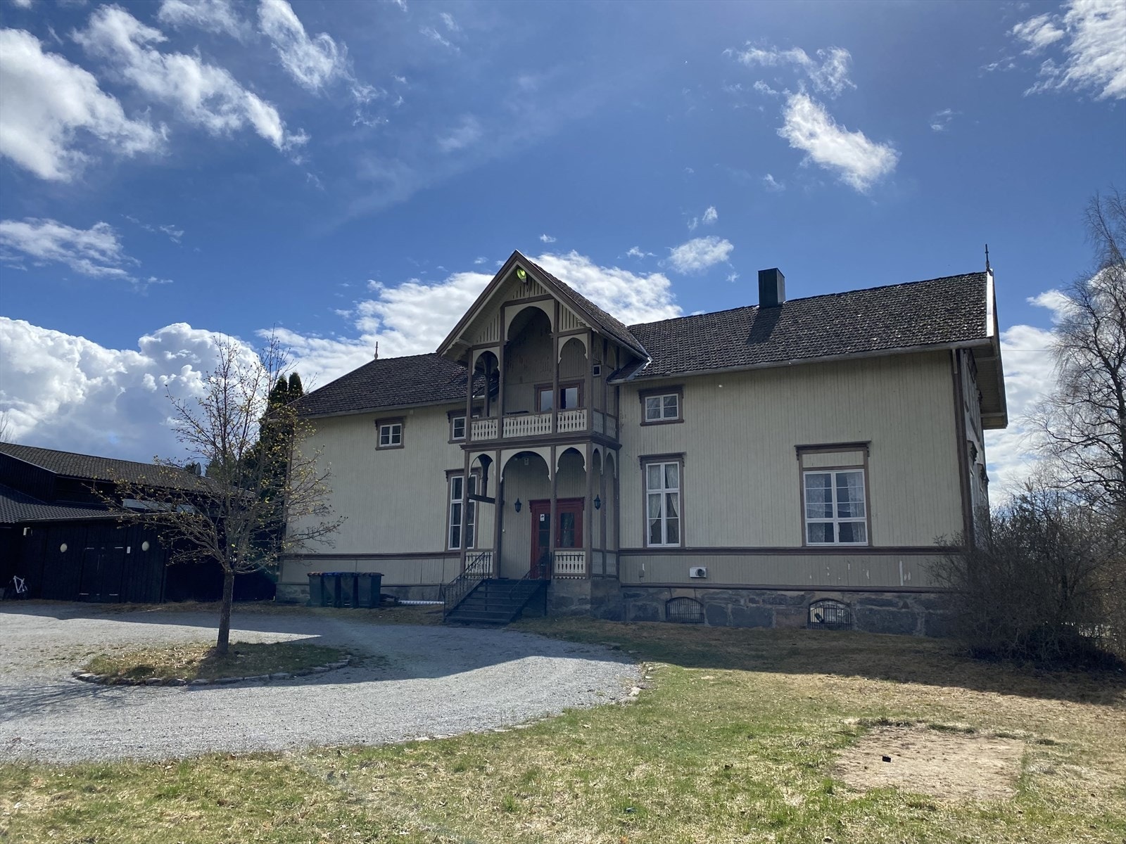 Velkommen til Brovollvegen 3:
Eneboligen var opprinnelig den tidligere skolebygning på Brovoll. Galleribilde