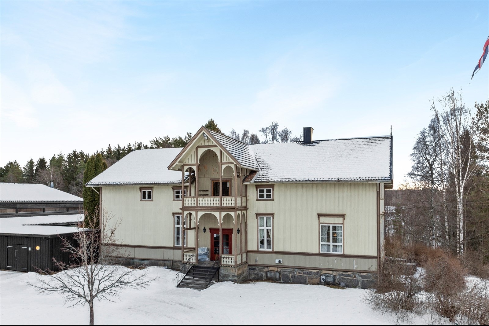 Eiendommen ligger i landlige omgivelser på Ådalsbruk i et område med spredt boligbebyggelse og landbrukseiendommer i Løten kommune. Galleribilde