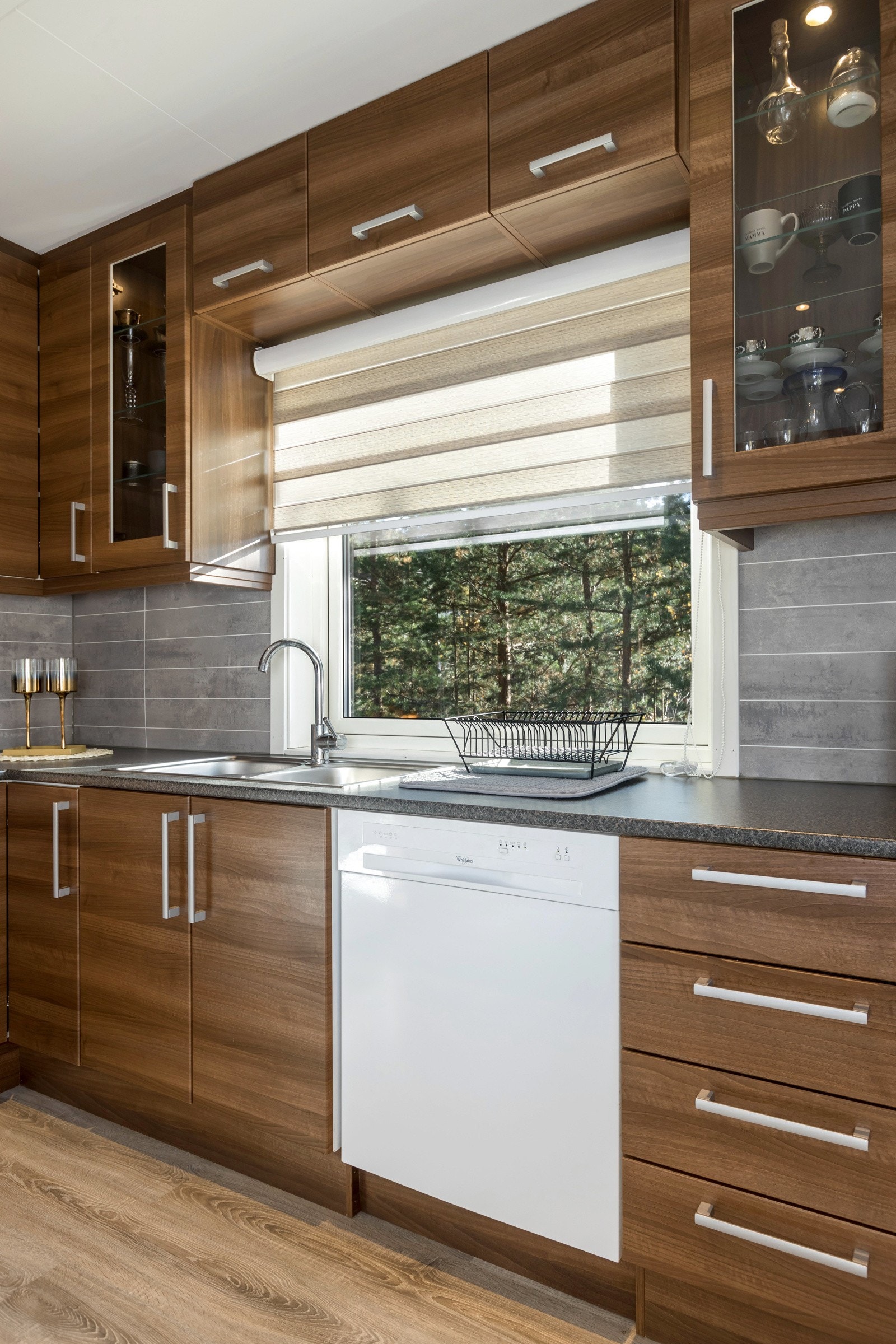 Benkeplate er i laminat og oppvaskkum i rustfritt stål. Ventilator er montert. Galleribilde