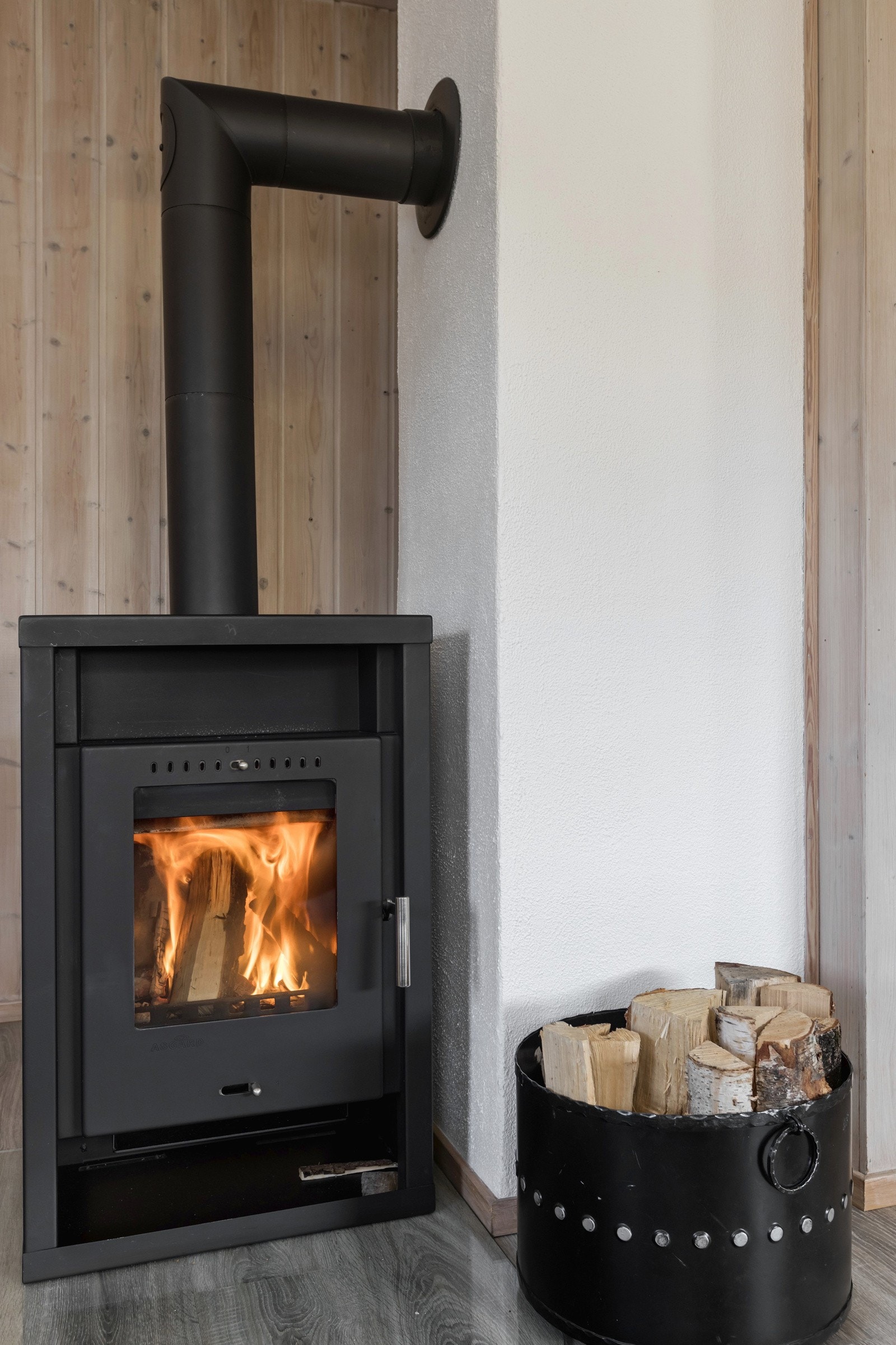 I stua er det montert peisovn som varmer godt. Galleribilde