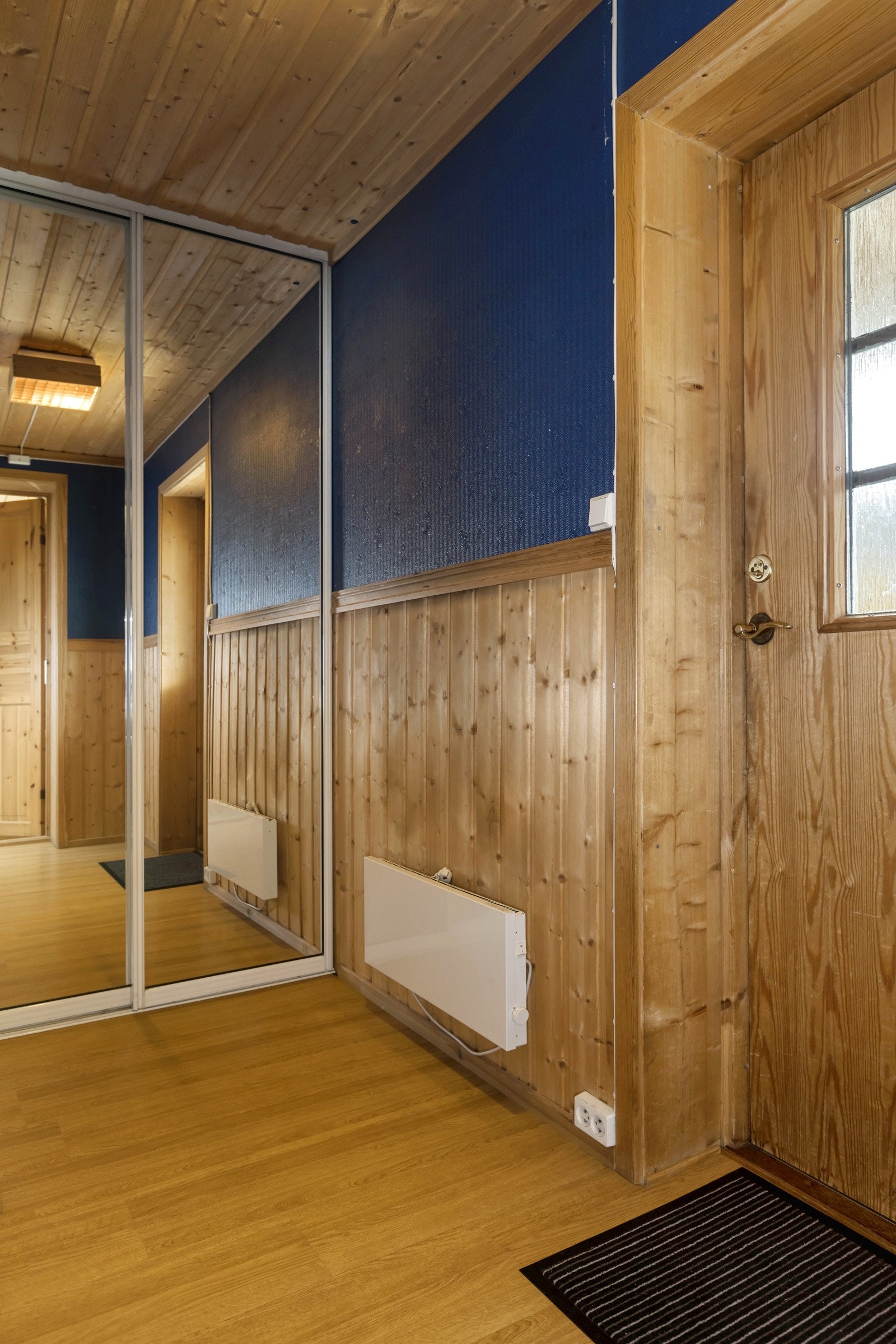 Underetasjen innehar en praktisk entré som innehar skyvedørsgarderobe med speildører. Galleribilde