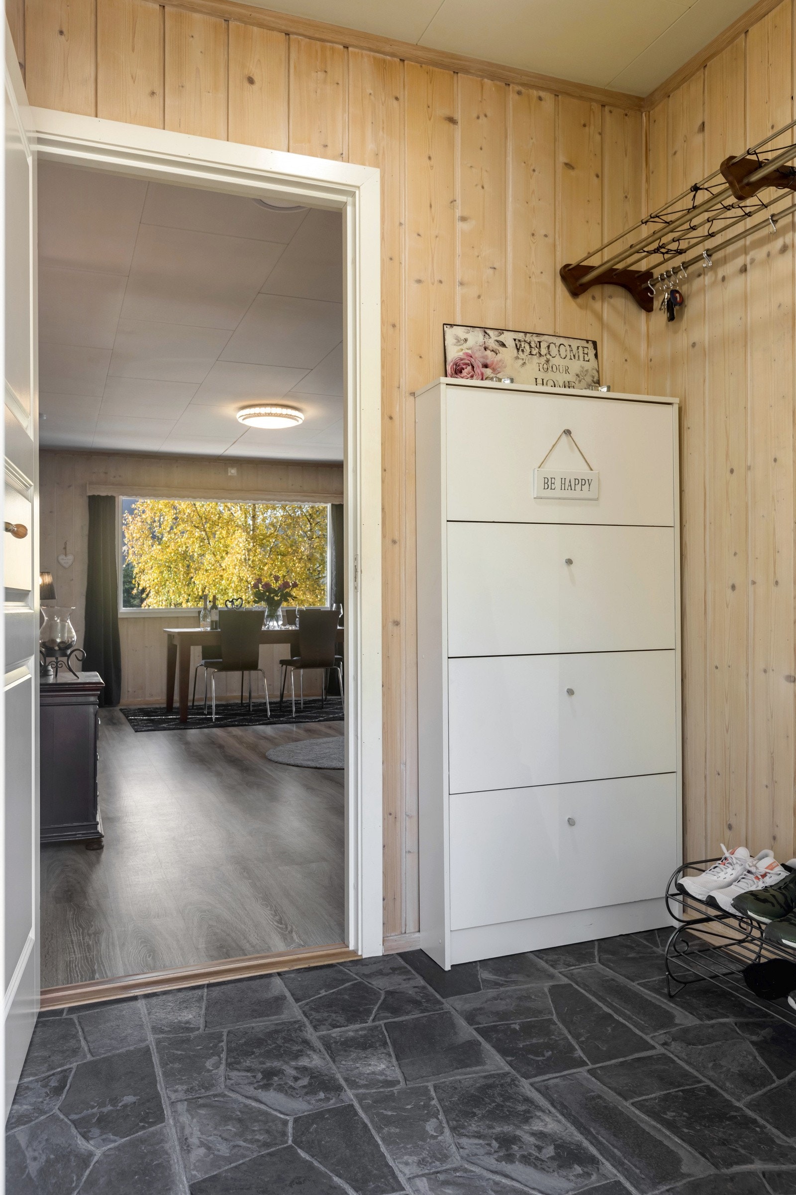 Hyggelig vindfang med plass til å henge fra seg yttertøy. Galleribilde