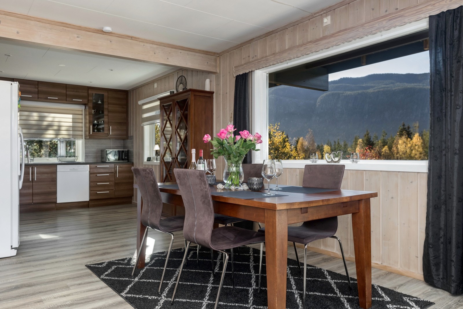 Fra spisestuen kan utsikten mot Beia og Bringenatten nytes. Galleribilde