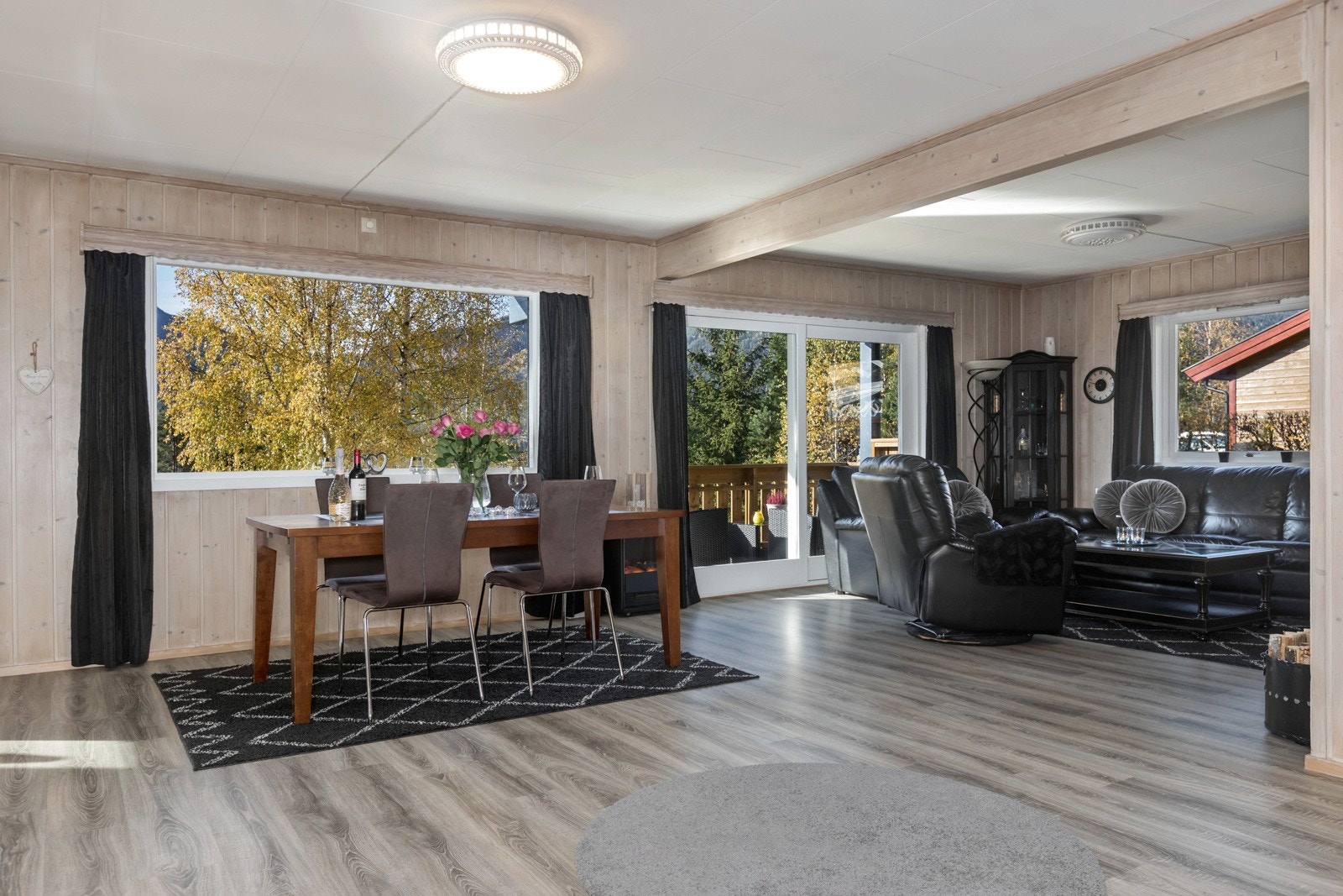 Romslig stue/spisestue med store vinduer som slipper inn mye lys som gir en luftig romfølelse. Galleribilde