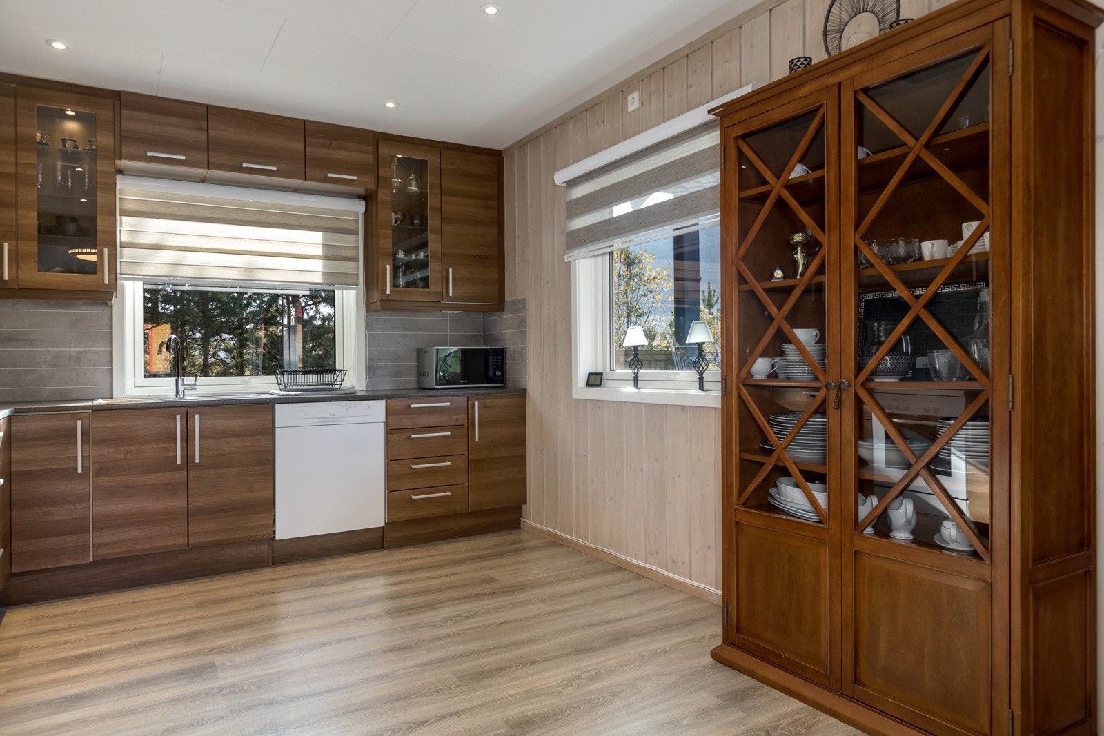 Innredningen består av under- og overskap med skrog i laminat/finerte plater og dører/fronter av folierte plater. Galleribilde