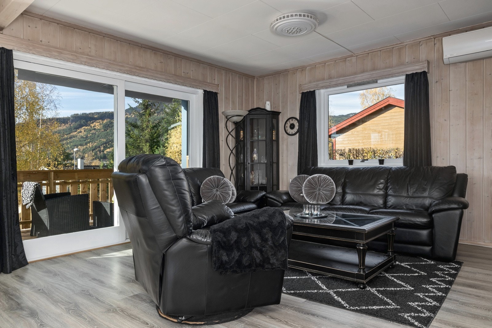 Utgang fra stua til takoverbygd terrasse. Galleribilde