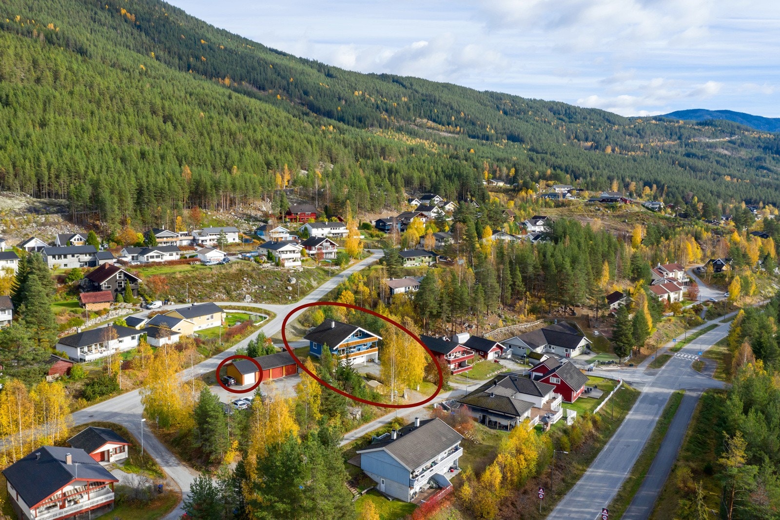 Det er ca. 850 meter til Nesbyen stasjon som er tilknyttet Bergensbanen. Bussforbindelser til bl.a. Gol- og Ål videregående skole går også herfra. Galleribilde