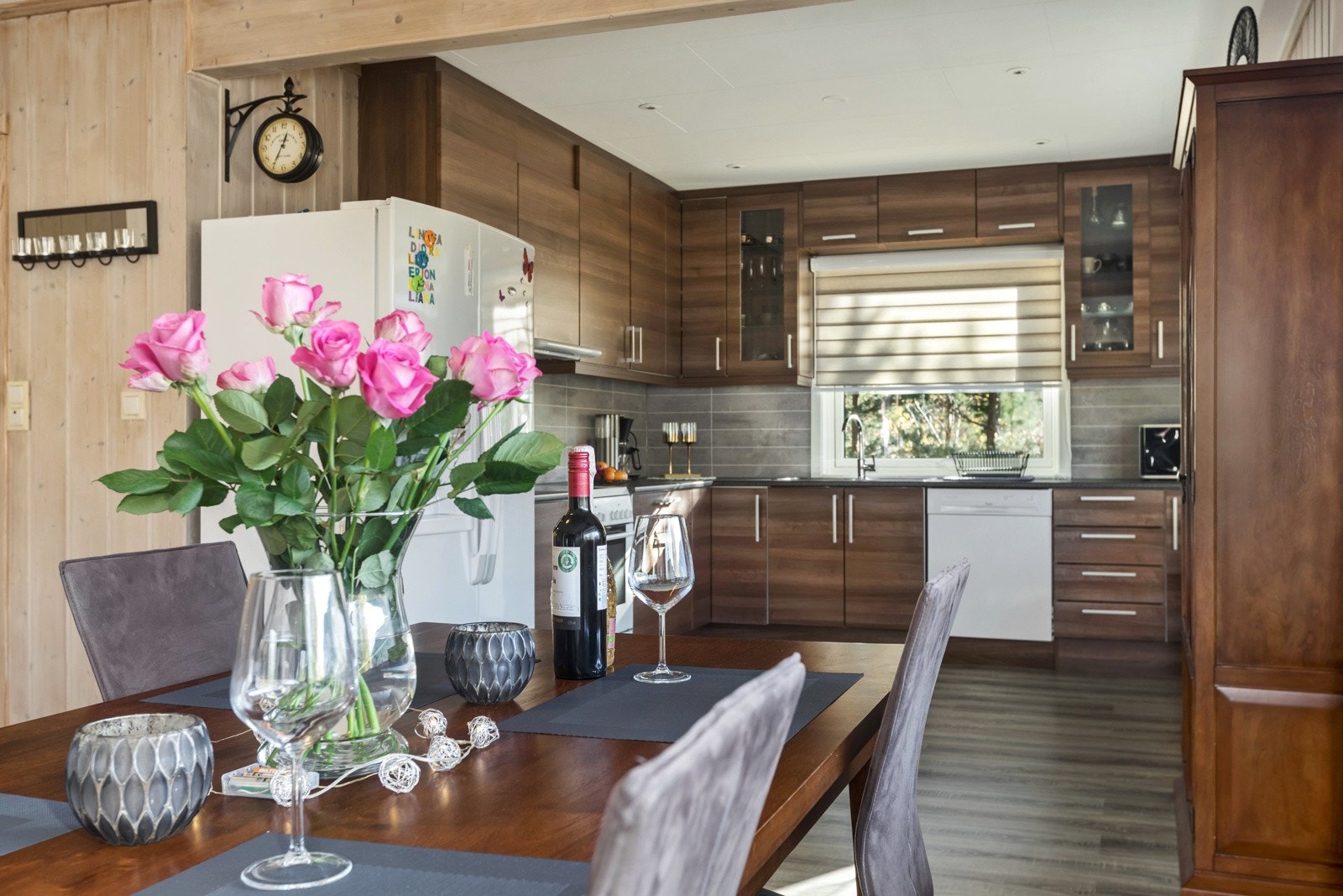 Åpen kjøkkenløsning med innredning fra 2019. Galleribilde