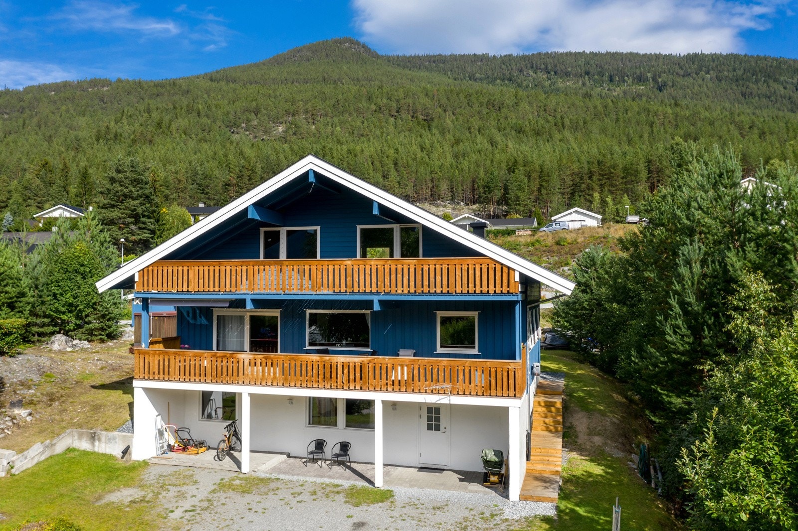 Eiendommen er beliggende fint til på Nesbyen Østside med meget gode solforhold og flott utsikt. Galleribilde