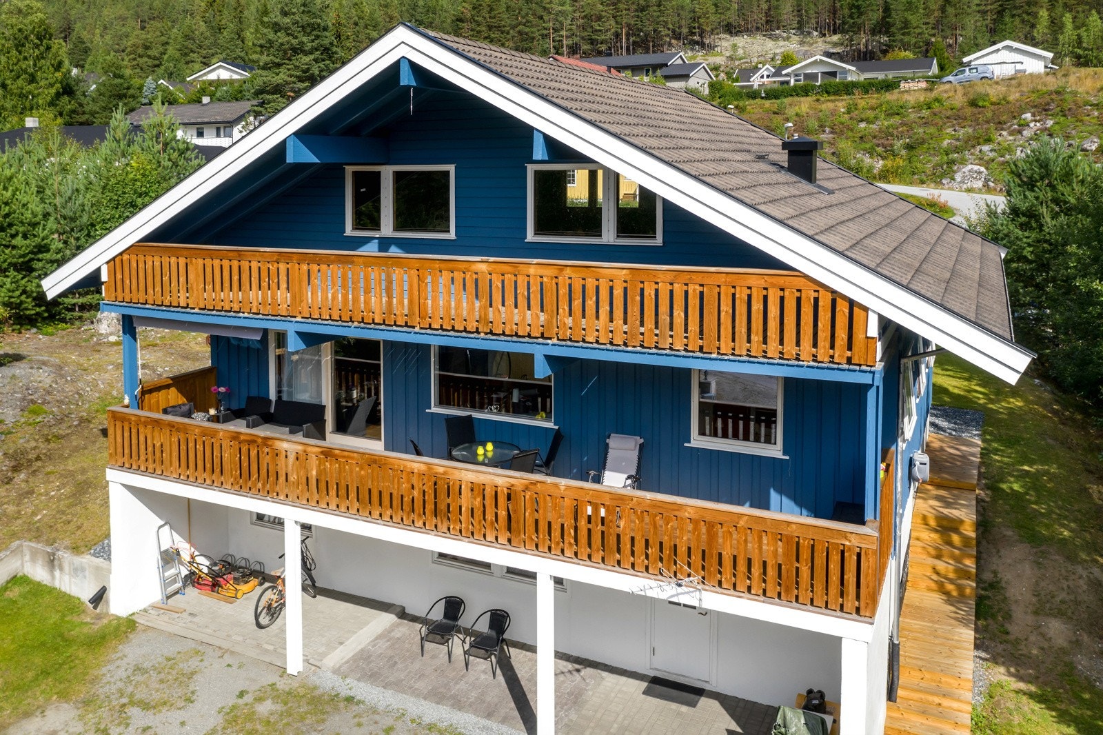 Boligen har 25 kvm med takoverbygd inngangsparti og uteplass på terreng i underetasje. Det er også en 25 kvm stor terrasse i 1.etasje og i loftsetasje. Galleribilde