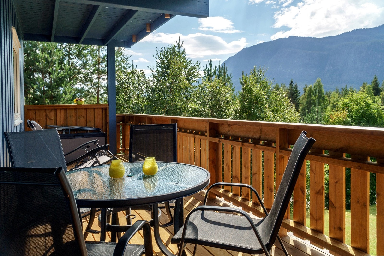 Praktisk terrasse med meget gode solforhold. Galleribilde