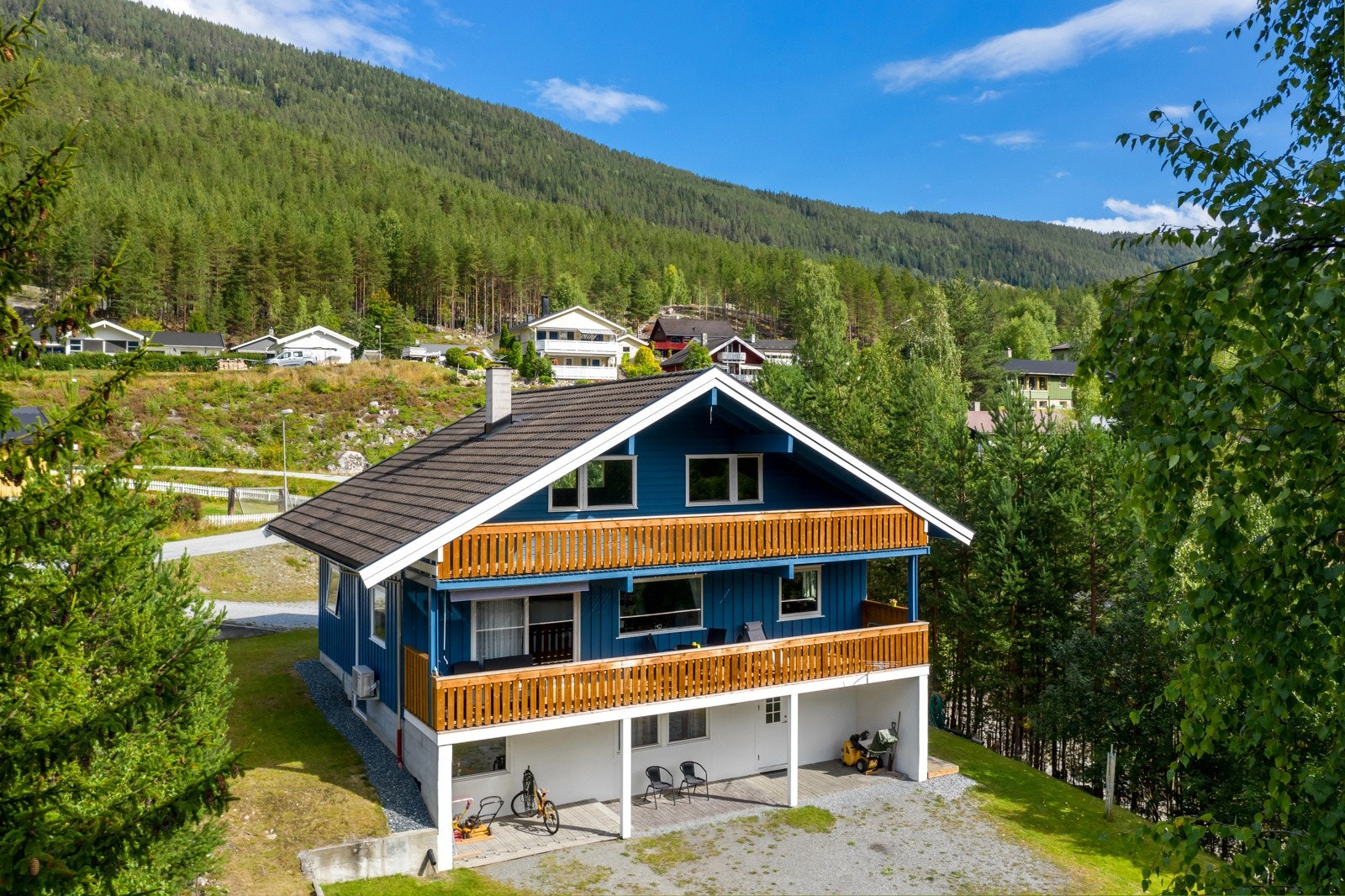 Bebyggelsen består av bolig oppført i 1987. Galleribilde