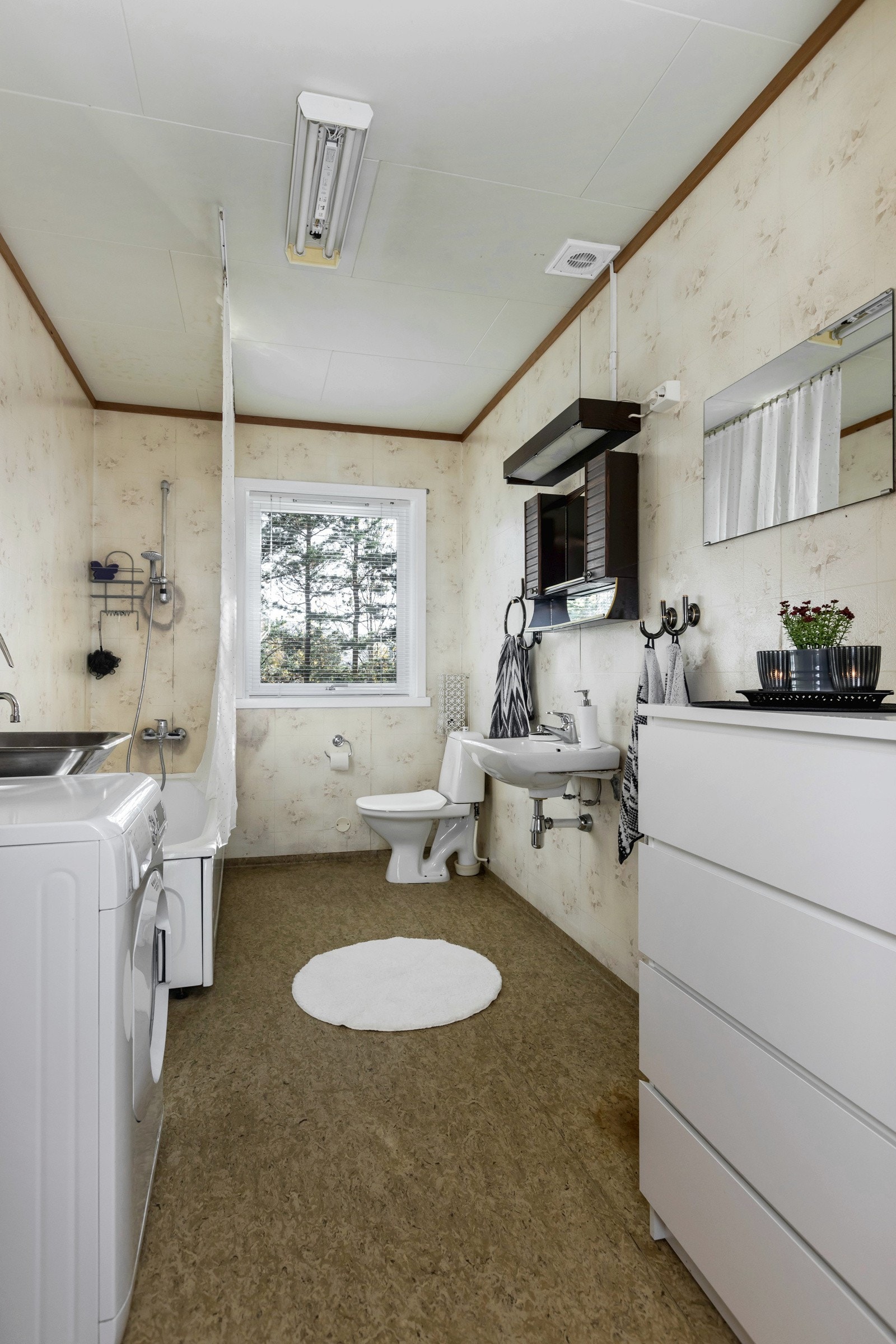 Bad innehar gulvbelegg, våtromstapet på vegger og takess-plater i himling. Badet inneholder klosett, dusjkar, skyllekum, opplegg for vaskemaskin, servant, overskap med speil og overlys. Galleribilde