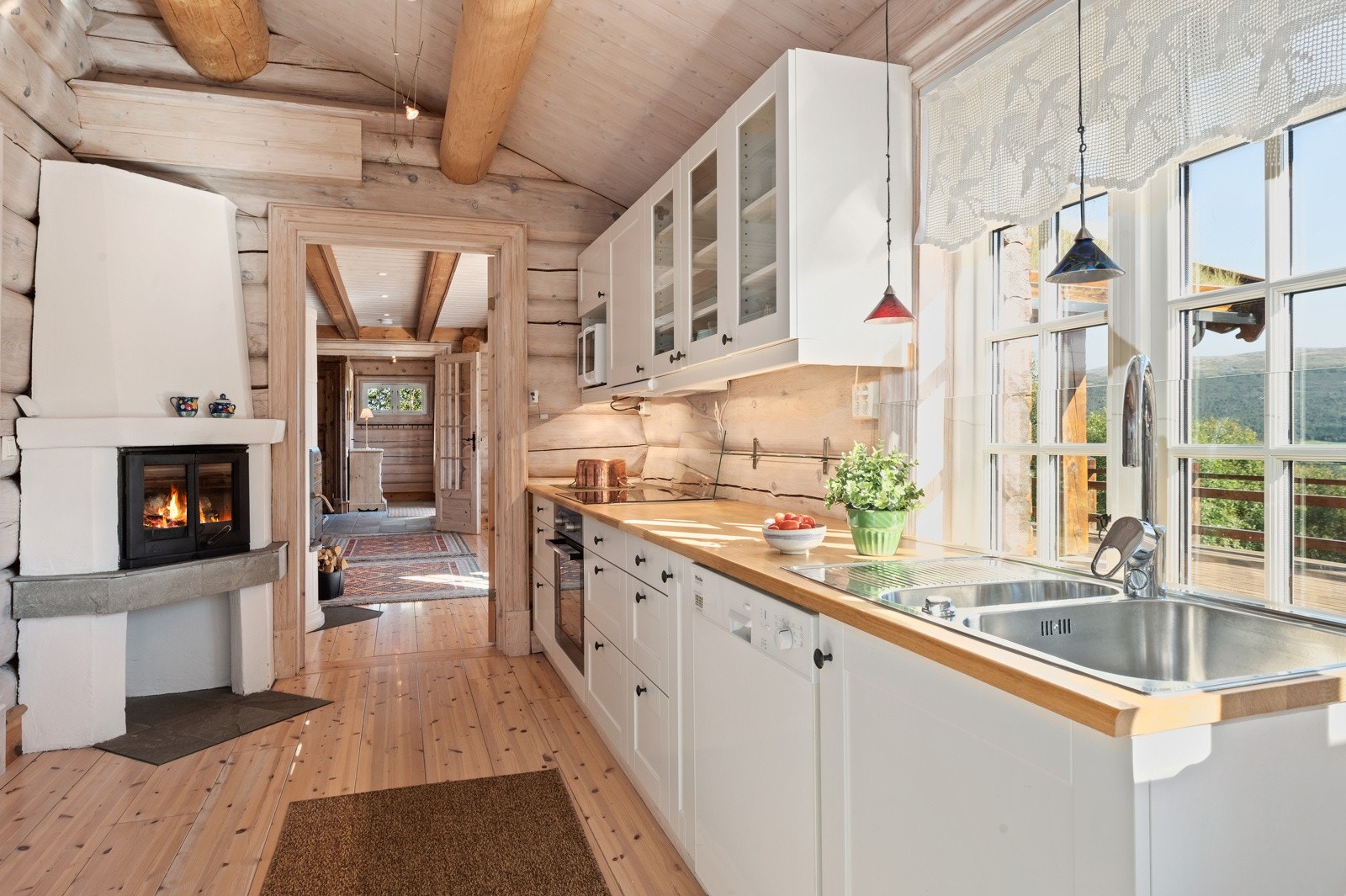 Kjøkkenet er fullt utstyrt med alt av hvitevarer, herunder oppvaskmaskin, stekeovn med koketopp samt frittstående kjøleskap. Galleribilde