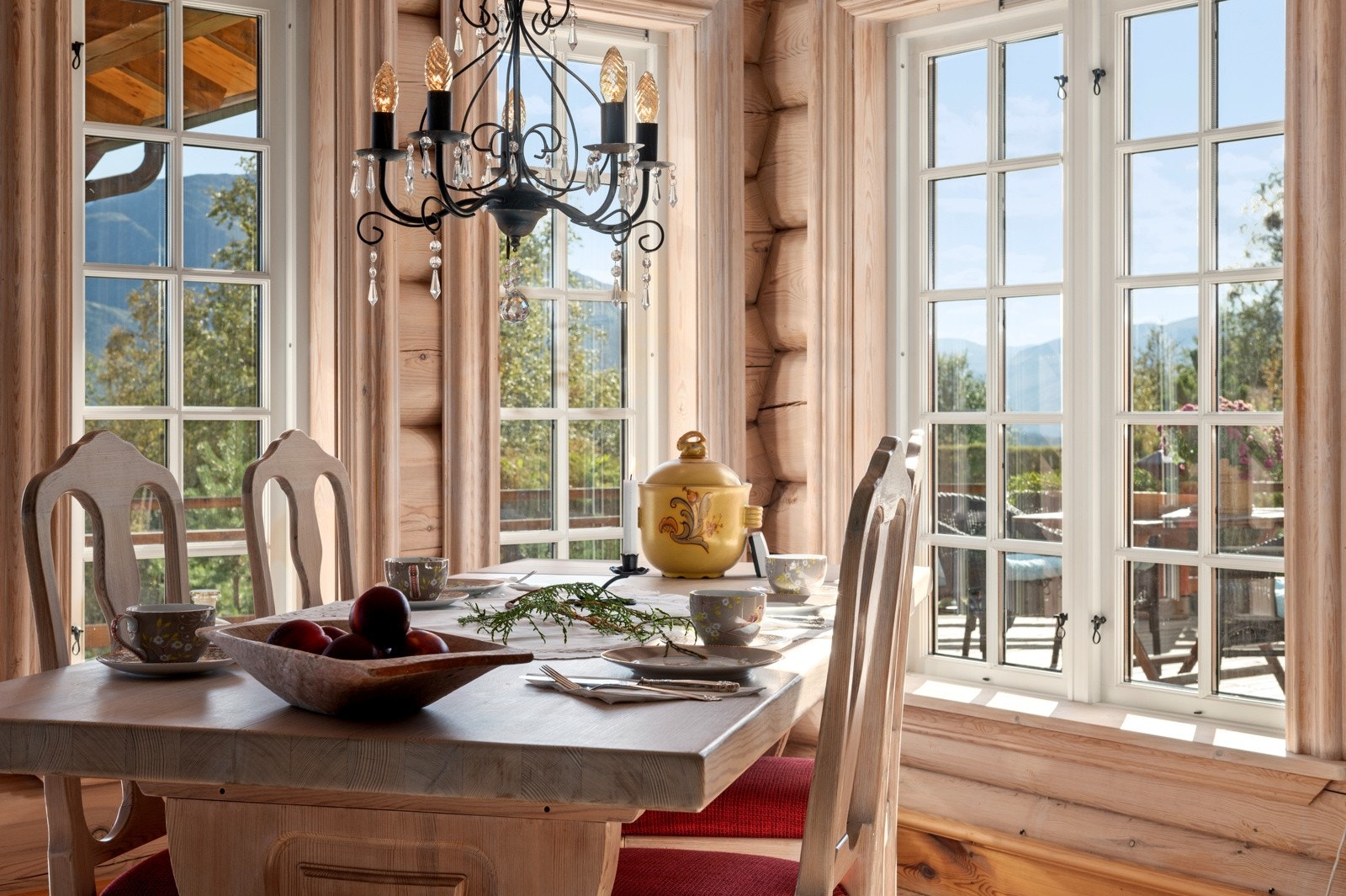 Hytta er bygd etter livsløpsstandard og byr på terskelfrie overganger og minimum 1 meter brede innerdører. Galleribilde