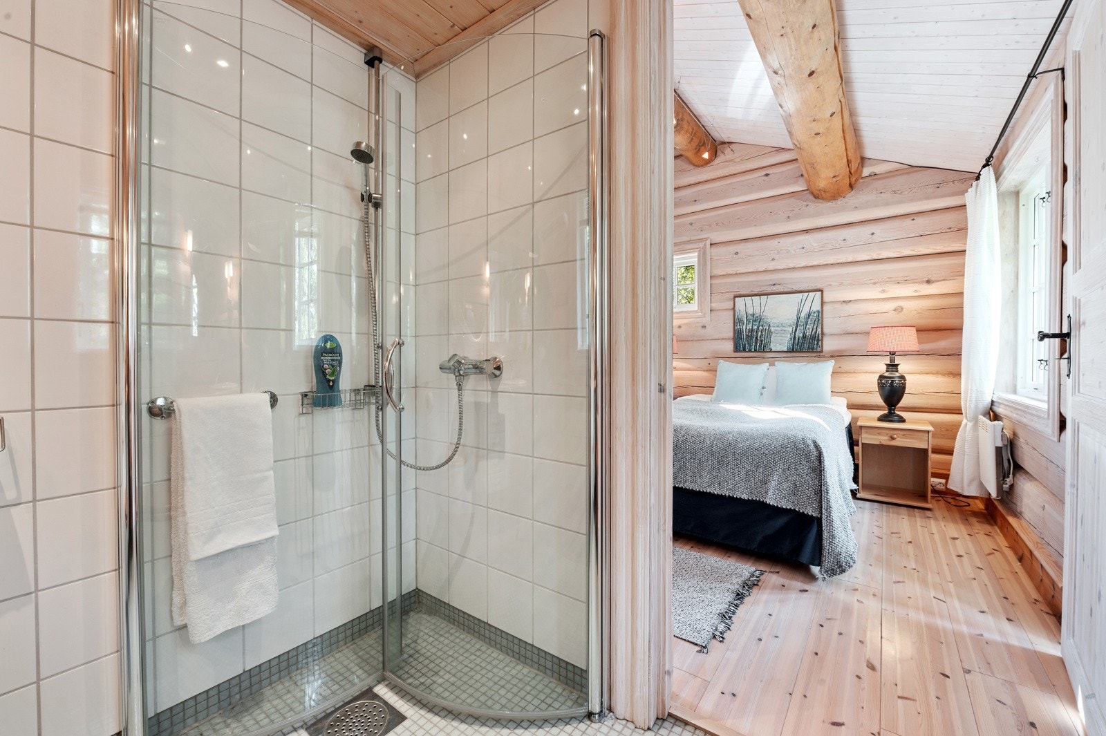 Rommet er ellers utstyrt med vegghengt toalett, servant i underskap med skuffer og skapløsning samt innfellbare glassdører i dusjsonen. Galleribilde