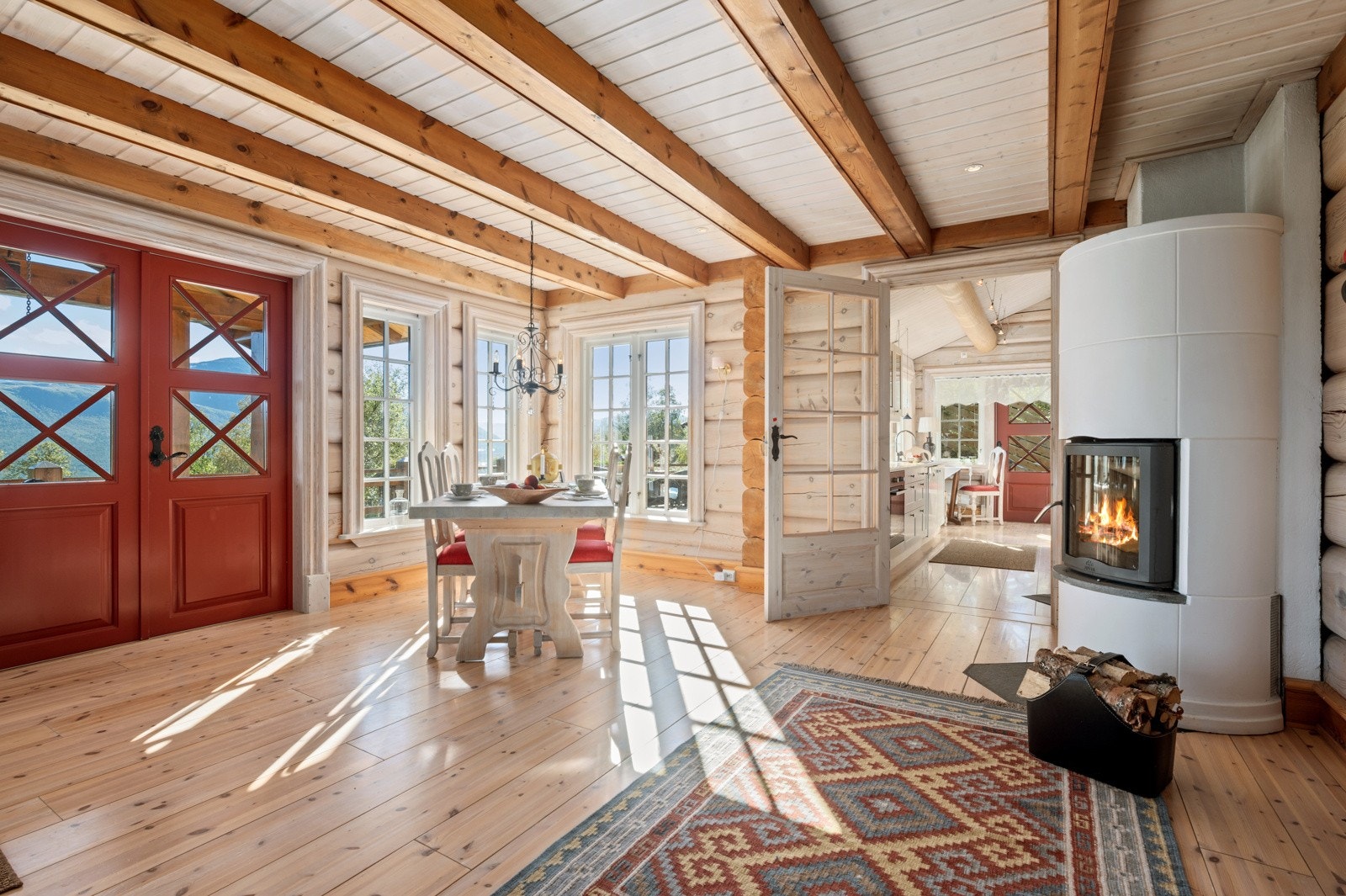 Hytta har 2 skorsteiner med 3 tilknyttede ildsteder. Det er vannbåren varme (bergvarme) i samtlige gulv i hovedetasjen samt i 2 bad i 2.etasje. Separate termostater i hvert enkelt rom. Galleribilde