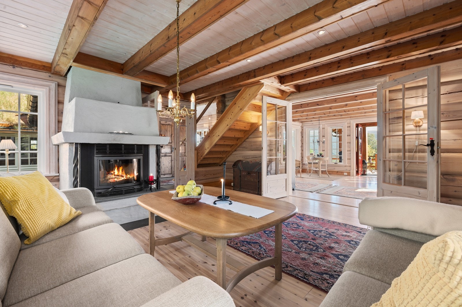 Velkommen inn! Vi starter i peisestua, som måler ca 30 kvm og har et klassisk materialromantisk uttrykk. Galleribilde