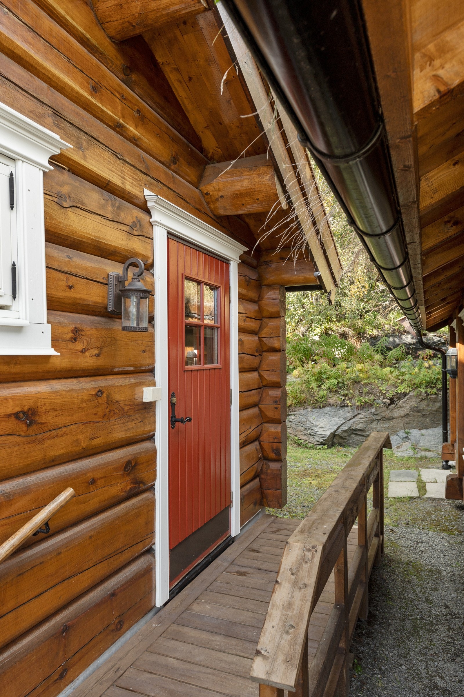 Inngang til teknisk rom vis-a-vis inngangsdør til garasjen. Galleribilde