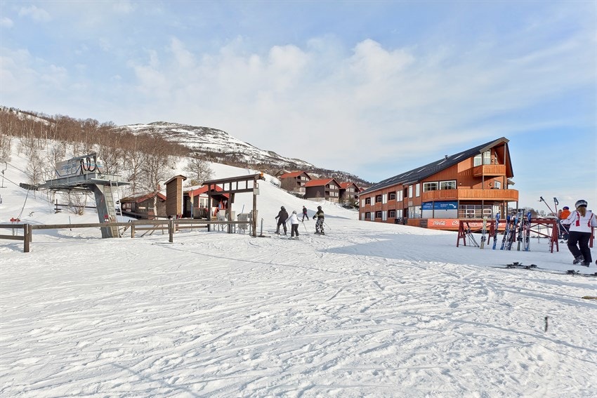 Stølen Skisenter har både heis, barneheis og skiskole. Galleribilde