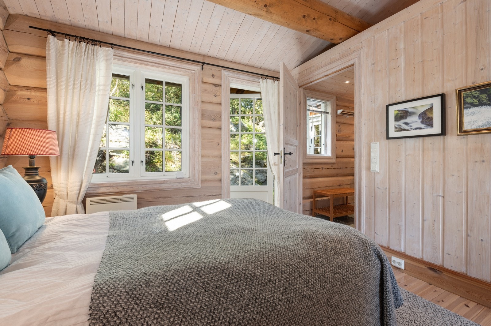 Utgangsdør og enkel adkomst til nordsida av hytta. Det er innredet hems i tilknytning til rommet som nås via stige. Galleribilde