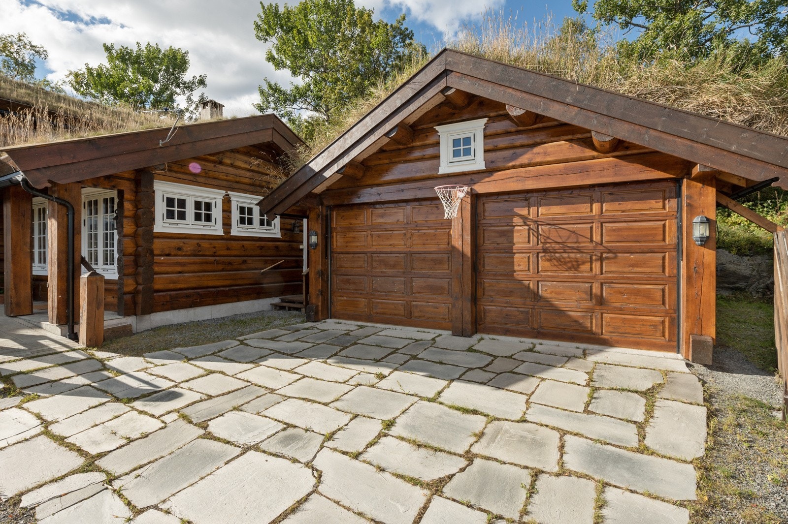 Dobbelgarasje i stavlaft måler utvendig 6 x 7,5 m og er innredet med 2 separate bodrom i bakkant. Velkommen til Rønningslia 15! Galleribilde