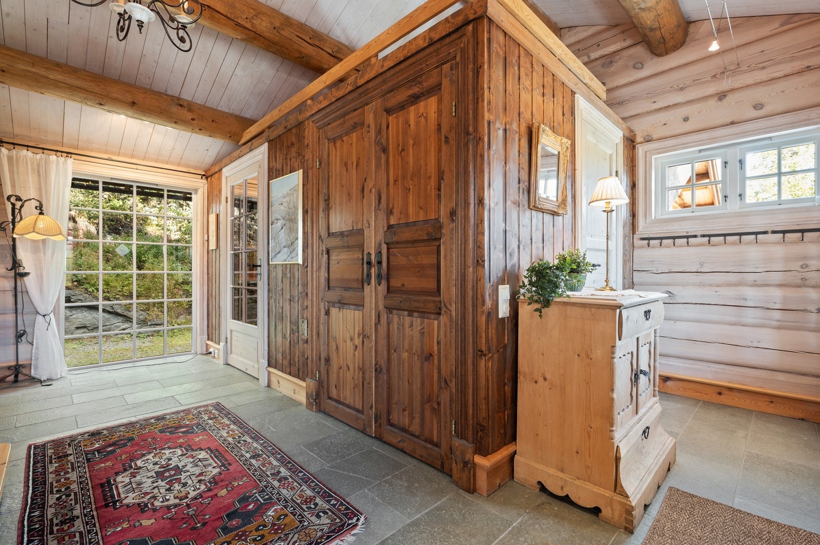 Romslig hall med god garderobeløsning. Stort glassfelt i enden av rommet sørger for godt gjennomlys. Galleribilde