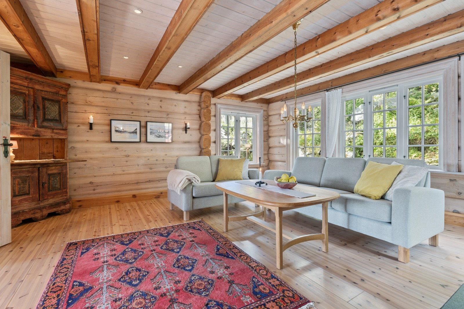 Hytta byr på hele 34 vindusflater med småruter og 6 utgangsdører med glassfelt. Galleribilde