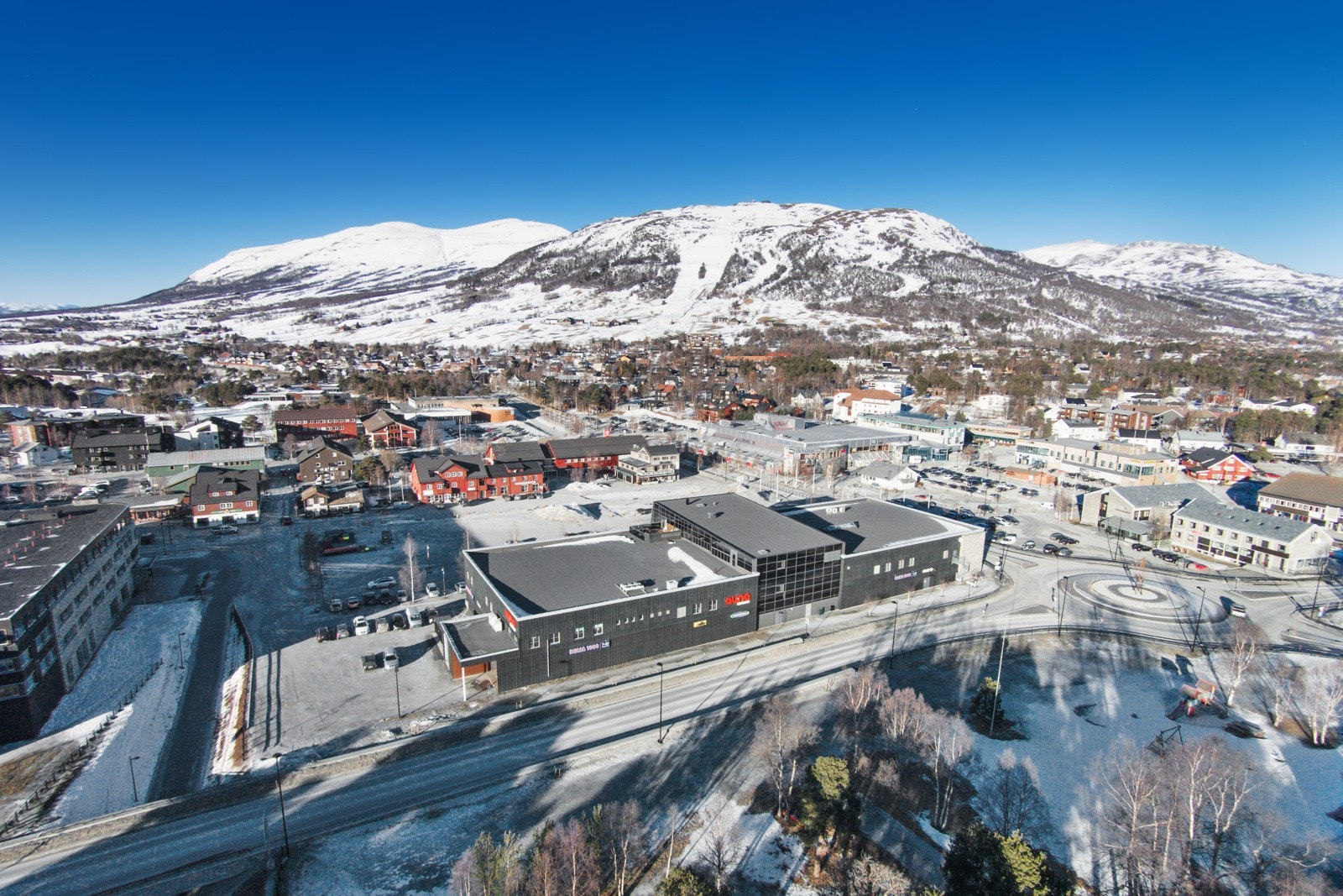 Oppdal sentrum ligger kun ca 3 km unna og byr på et godt utvalg av utsalgssteder. Galleribilde