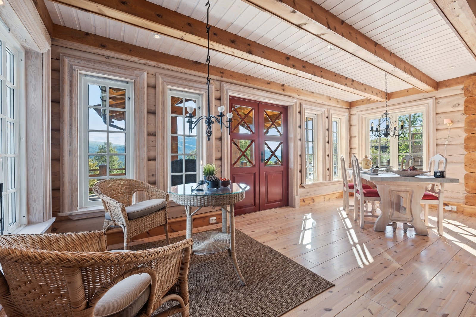 Spisestua måler ca. 27 kvm og har god plass til også større spisebord og pådekninger. Her kan storfamilier, gode venner og kolleger samles for festmåltid, hygge og yatzi-lykke. Galleribilde