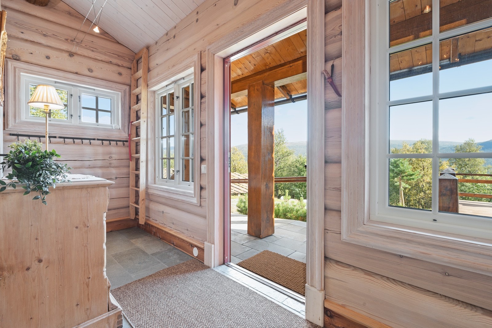 Hallen er lys og skiferlagt. Inngangspartiet er forøvrig overbygd med skiferlagte gulvflater Galleribilde