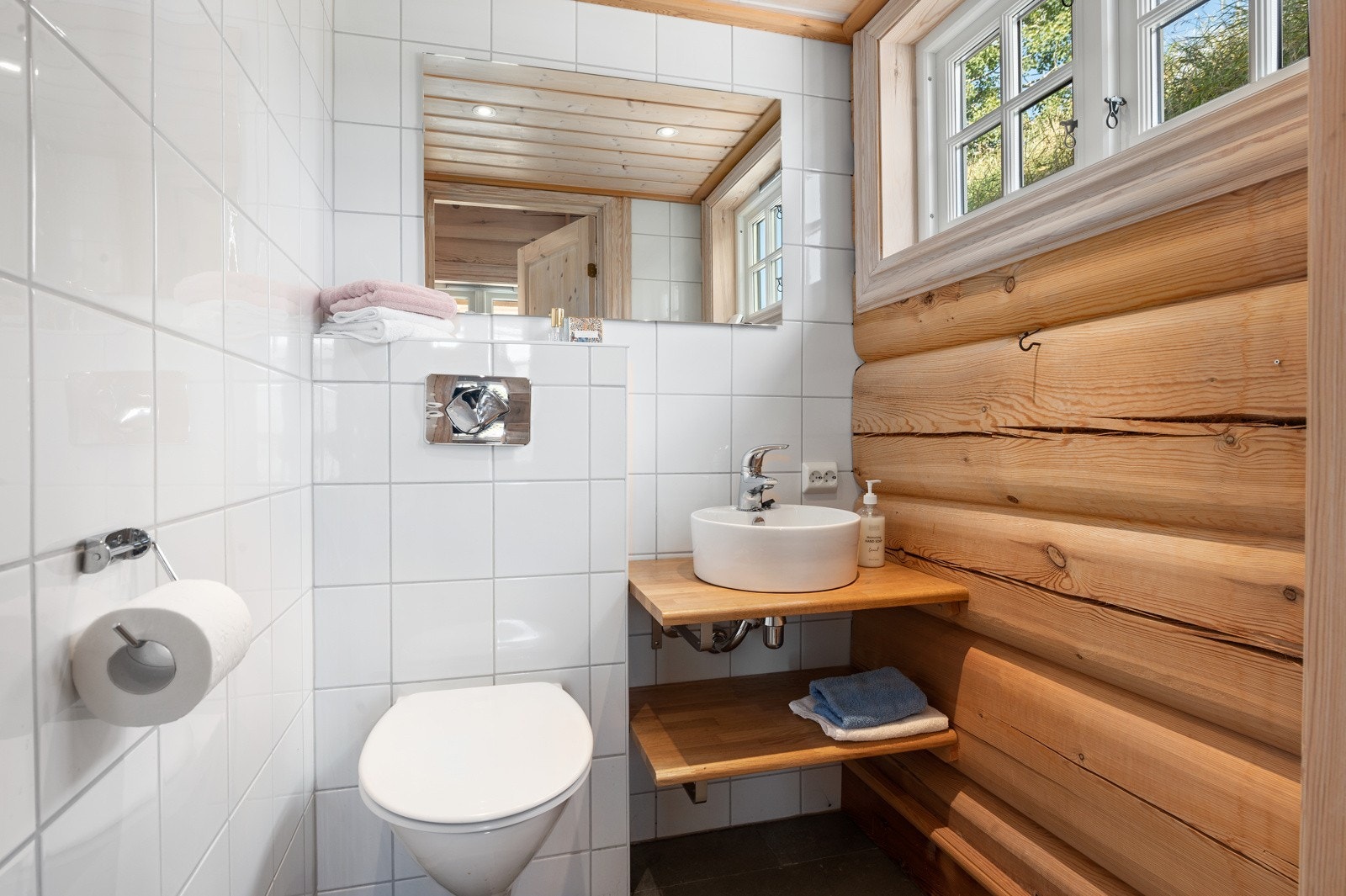 Det er separat toalettrom med servant i tilknytning til hyttas entré. Galleribilde