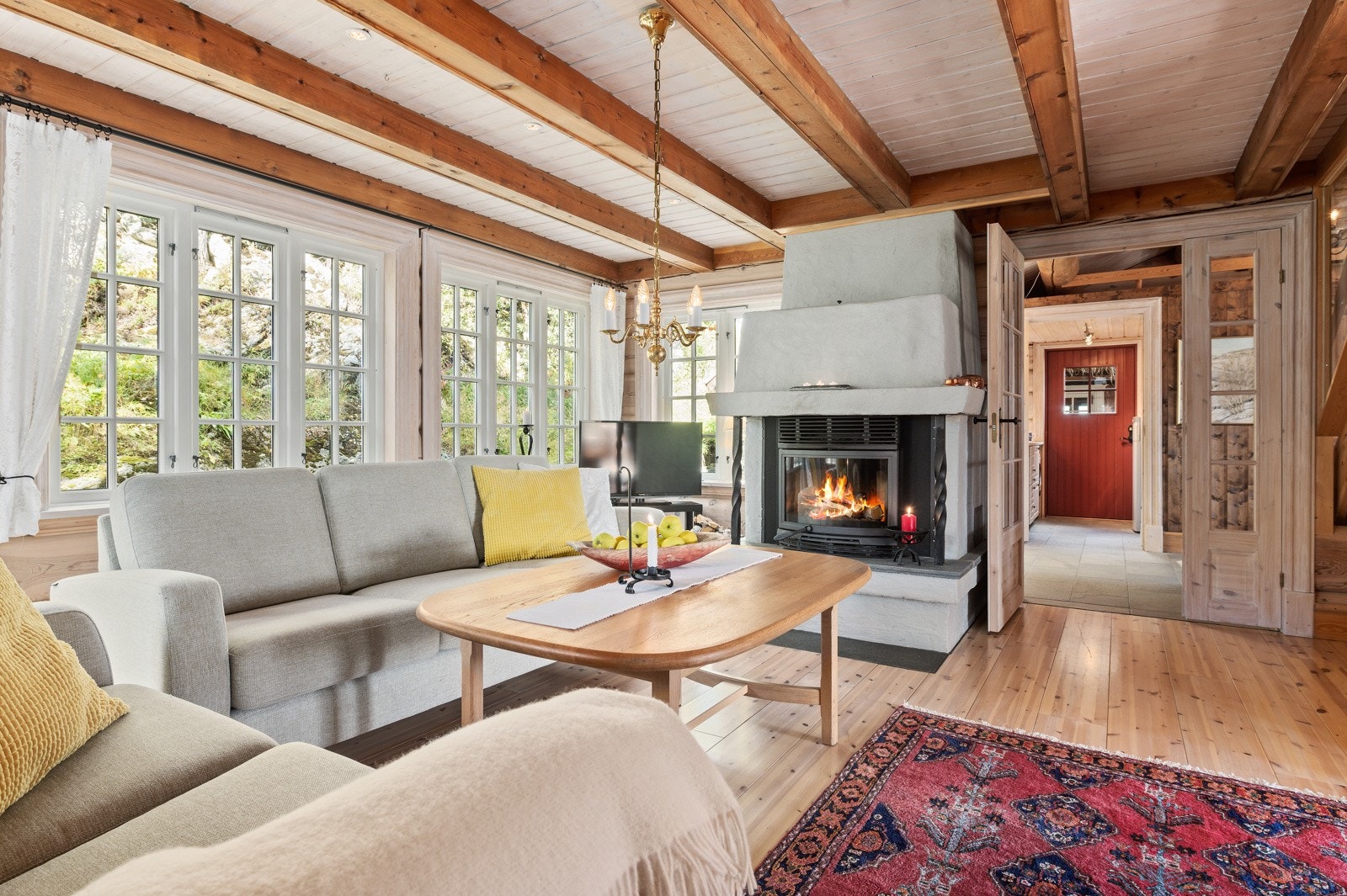 I prosjekteringsarbeidet med hytta ble, - i tillegg til kvalitet og estetikk - rikelig med dagslysinnslipp og enkel tilgang til uteområder vektlagt. Galleribilde