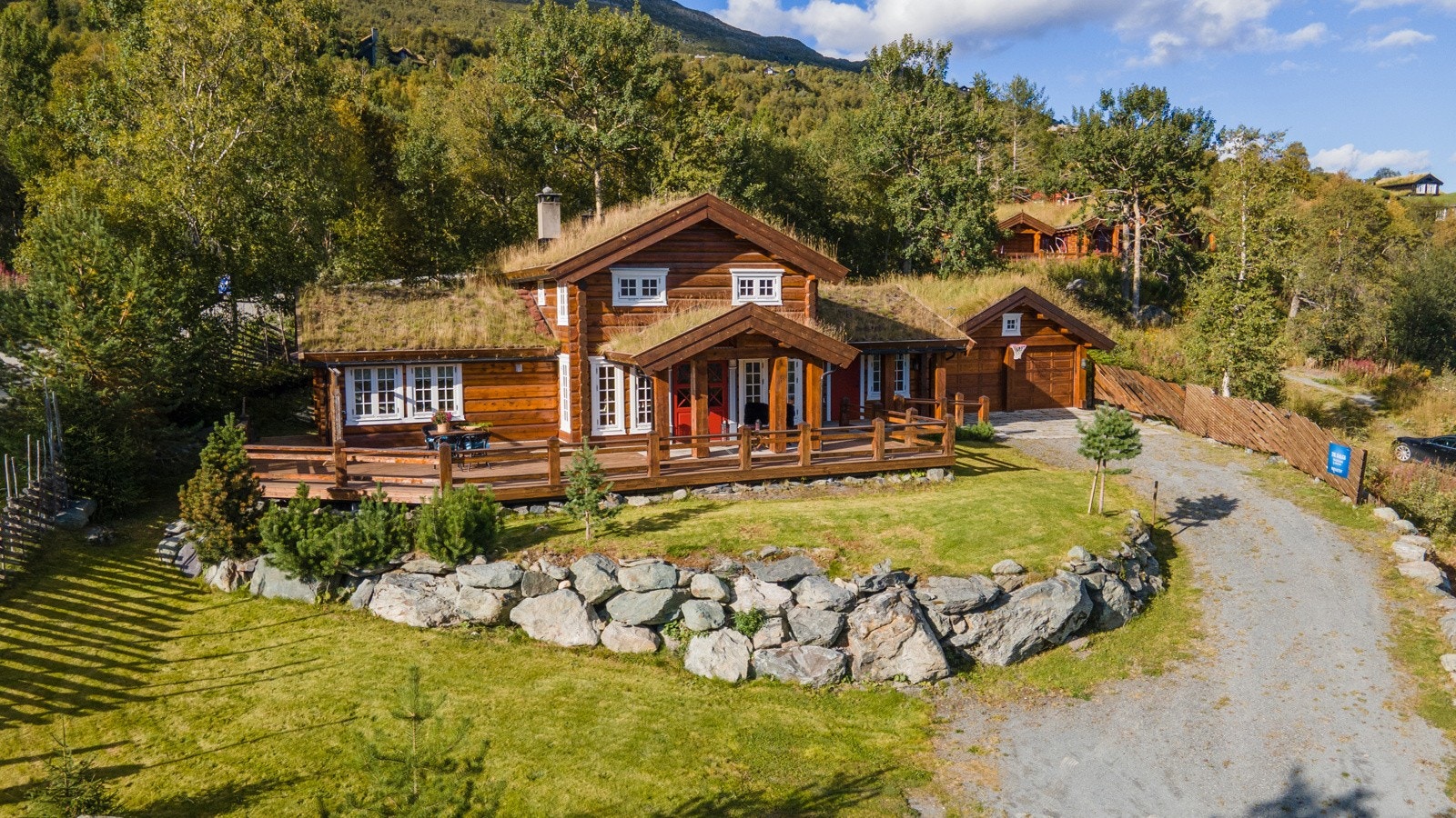 Herfra er det kun ca. 50 meter til oppkjørt langrennsløype vinterstid. Skiheisen ved Stølen skisenter ligger knappe 400 meter unna. Oppdal sentrum ligger omlag 3 km unna. Galleribilde