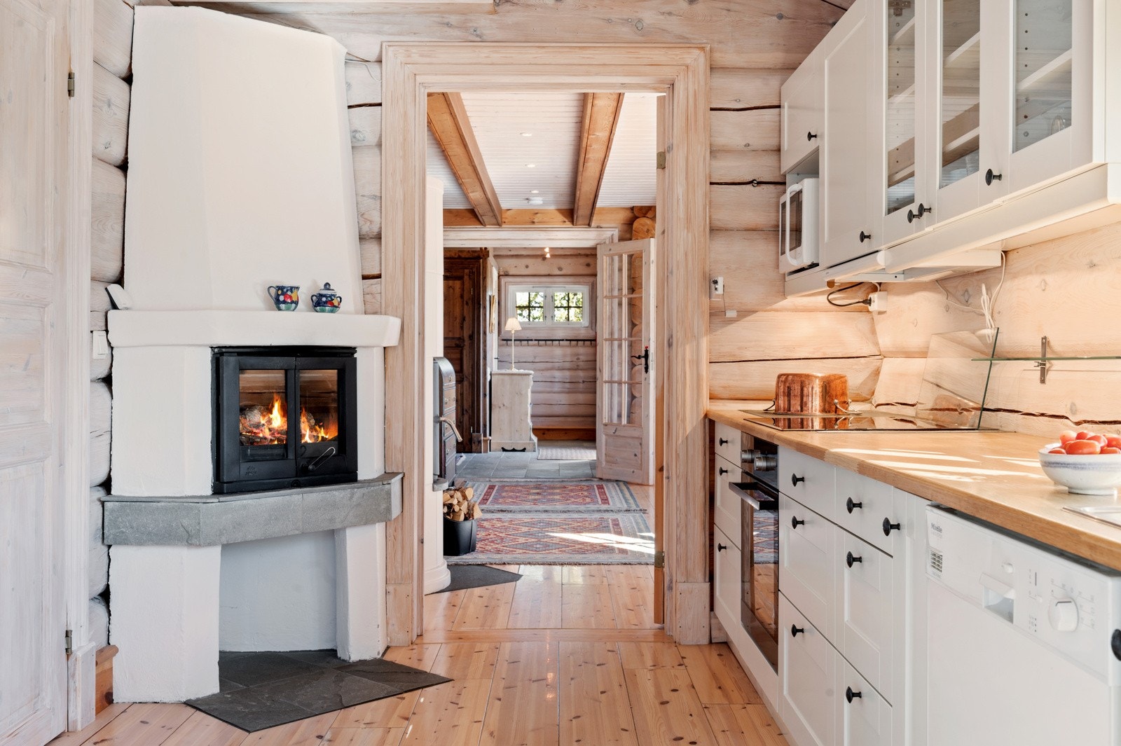 "..Rikelig med daglys og innslipp av dette langs hyttas lengdeakse var viktig for meg i planleggingsarbeidet..." - selger Galleribilde