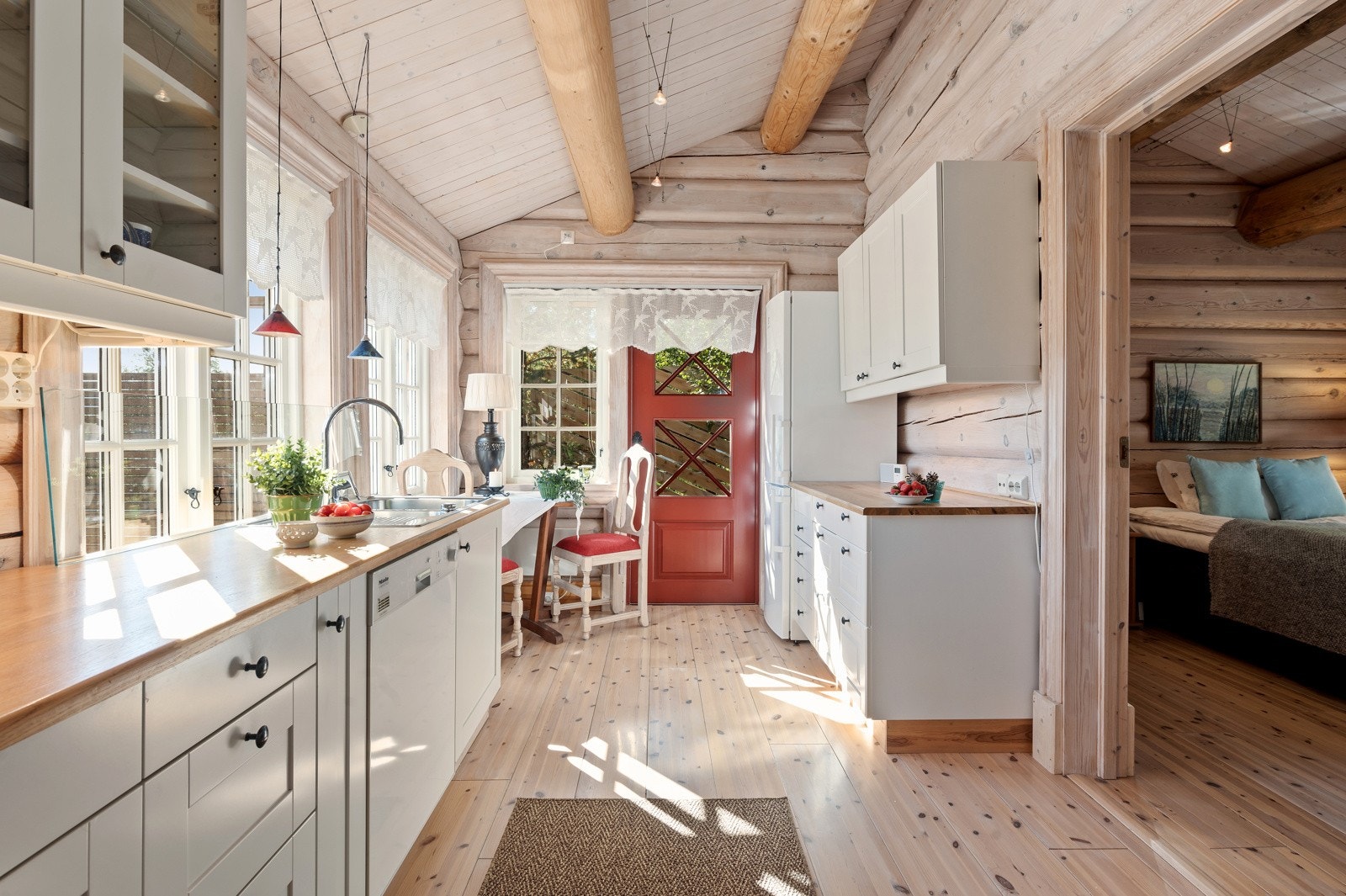 Kjøkkenet byr på rikelig med skap-, skuffe- og benkeplass. Det er dimbar spotbelysning i taket. Galleribilde