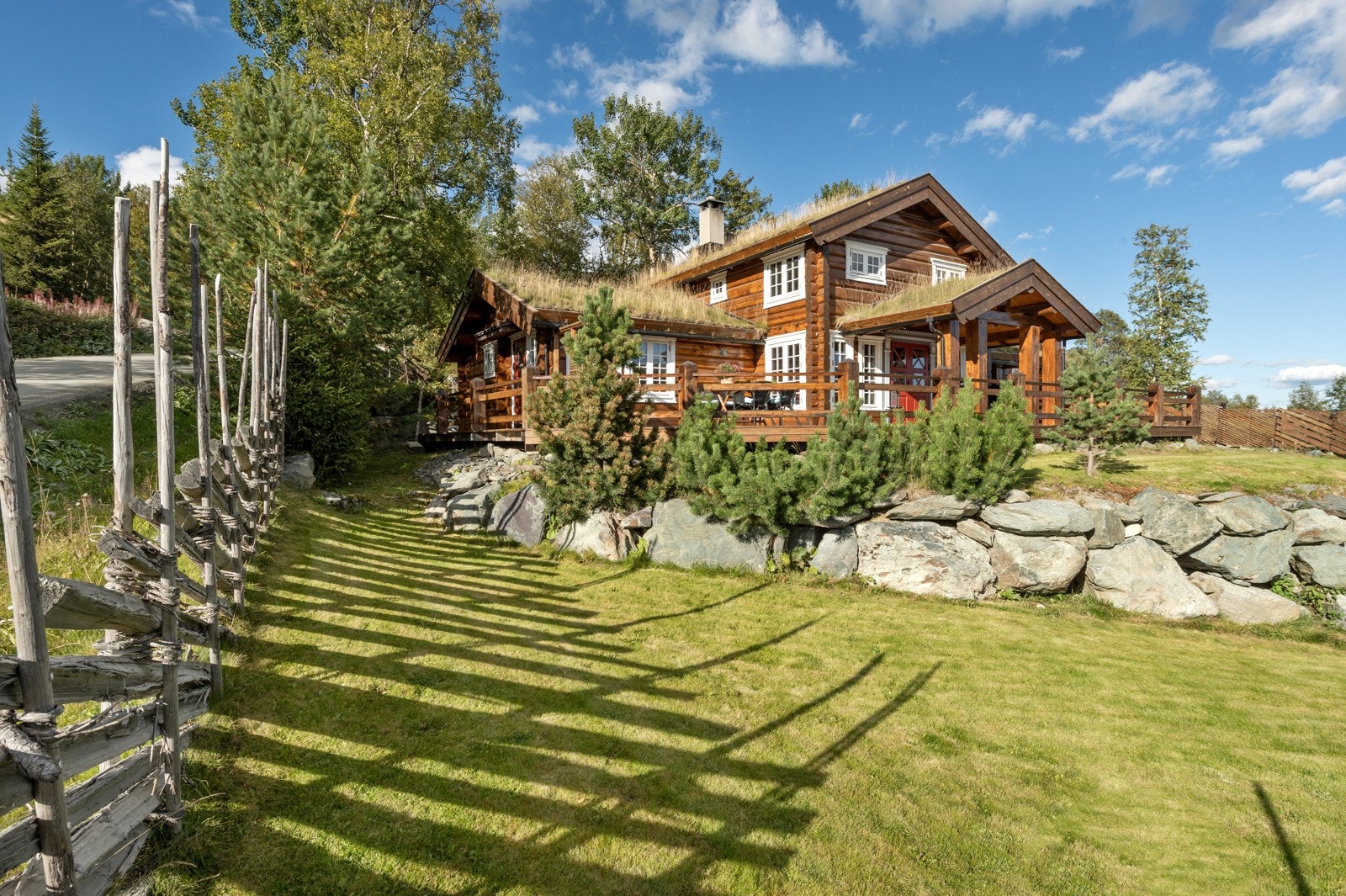 Eiendommen ligger på et høydedrag og nyter godt av rolige og ikke minst, svært solrike, omgivelser. Galleribilde