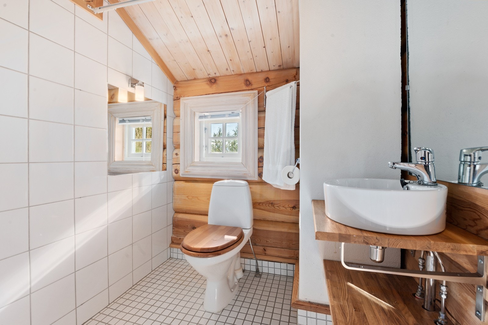 Bad II har dusjsone, servant, toalett og varme i gulvet. Galleribilde