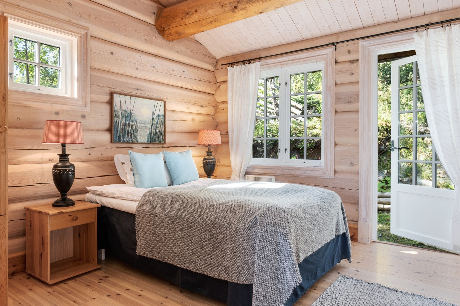 Hovedsoverommet måler ca 10 kvm og er plassert i hyttas nordvestlig del. Galleribilde