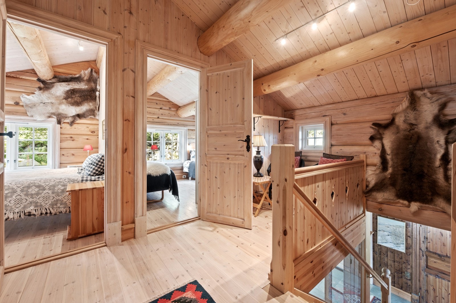 I hyttas øvre etasje finner vi loftstue, 5 soverom og 2 bad. Hyttas planløsning gjør at gjester har egne bad og rom av god størrelse som gjør at man kan trekke seg tilbake om man ønsker dette. Galleribilde