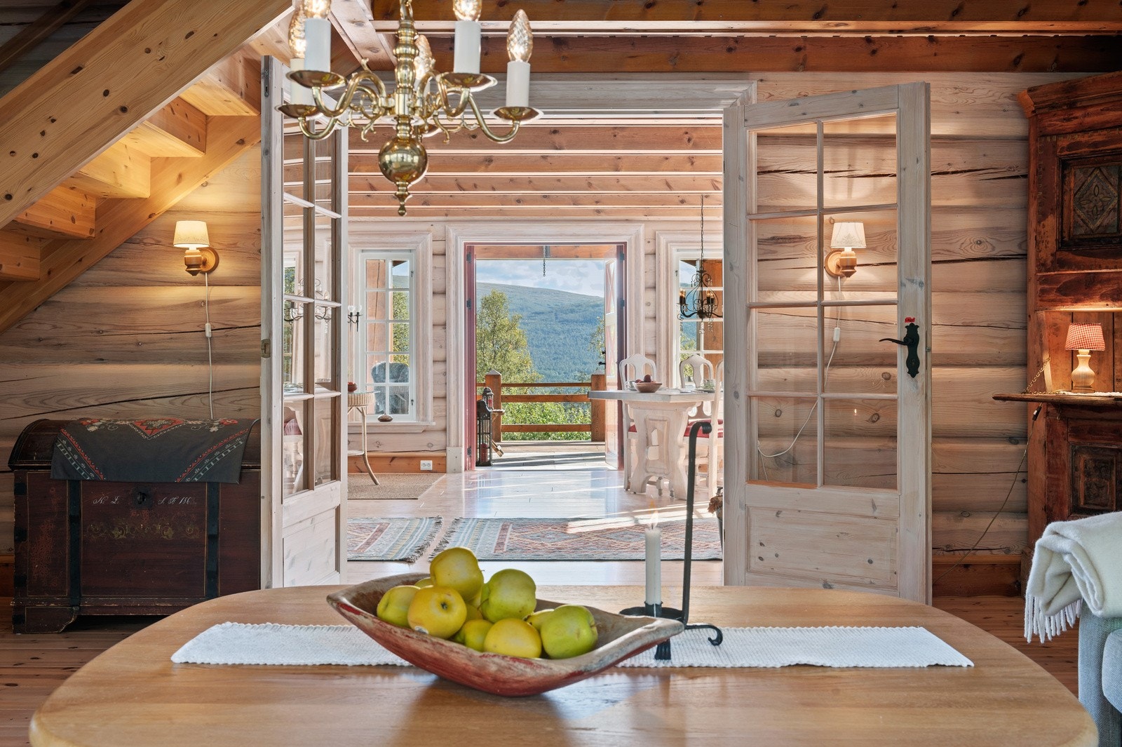 Dobbelsløyfet innerdør med glassfelt og sprosser gir et herskapelig preg. Galleribilde