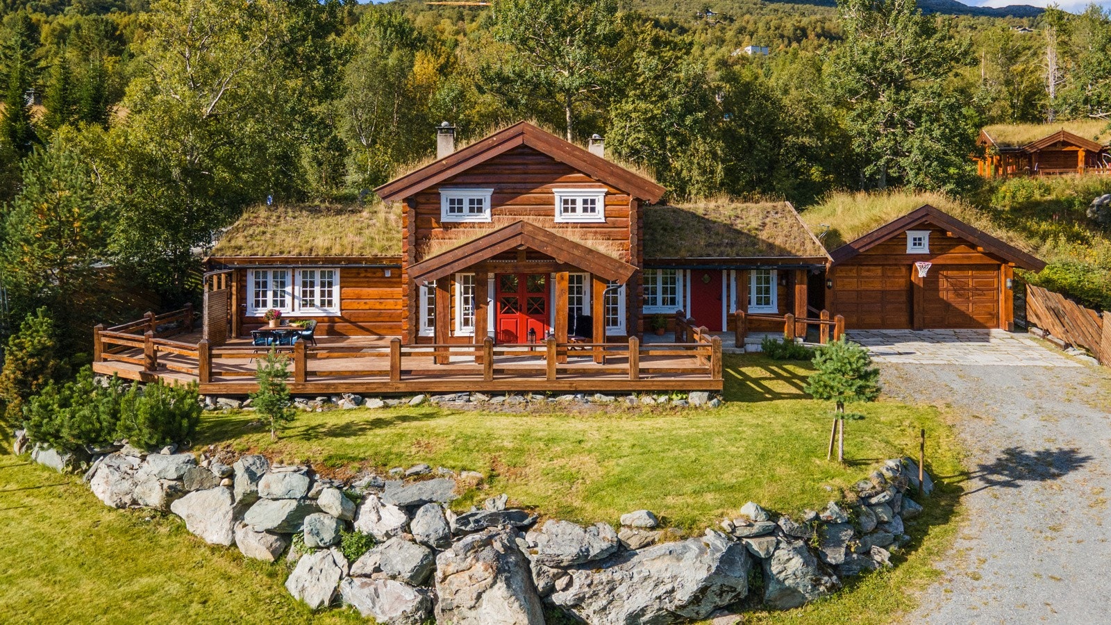 Proaktiv v/Kenneth Vårvik har gleden av å presentere denne håndlaftede og eksklusive tømmerhytta fra 2007 med ypperlig beliggenhet i Stølen. Galleribilde