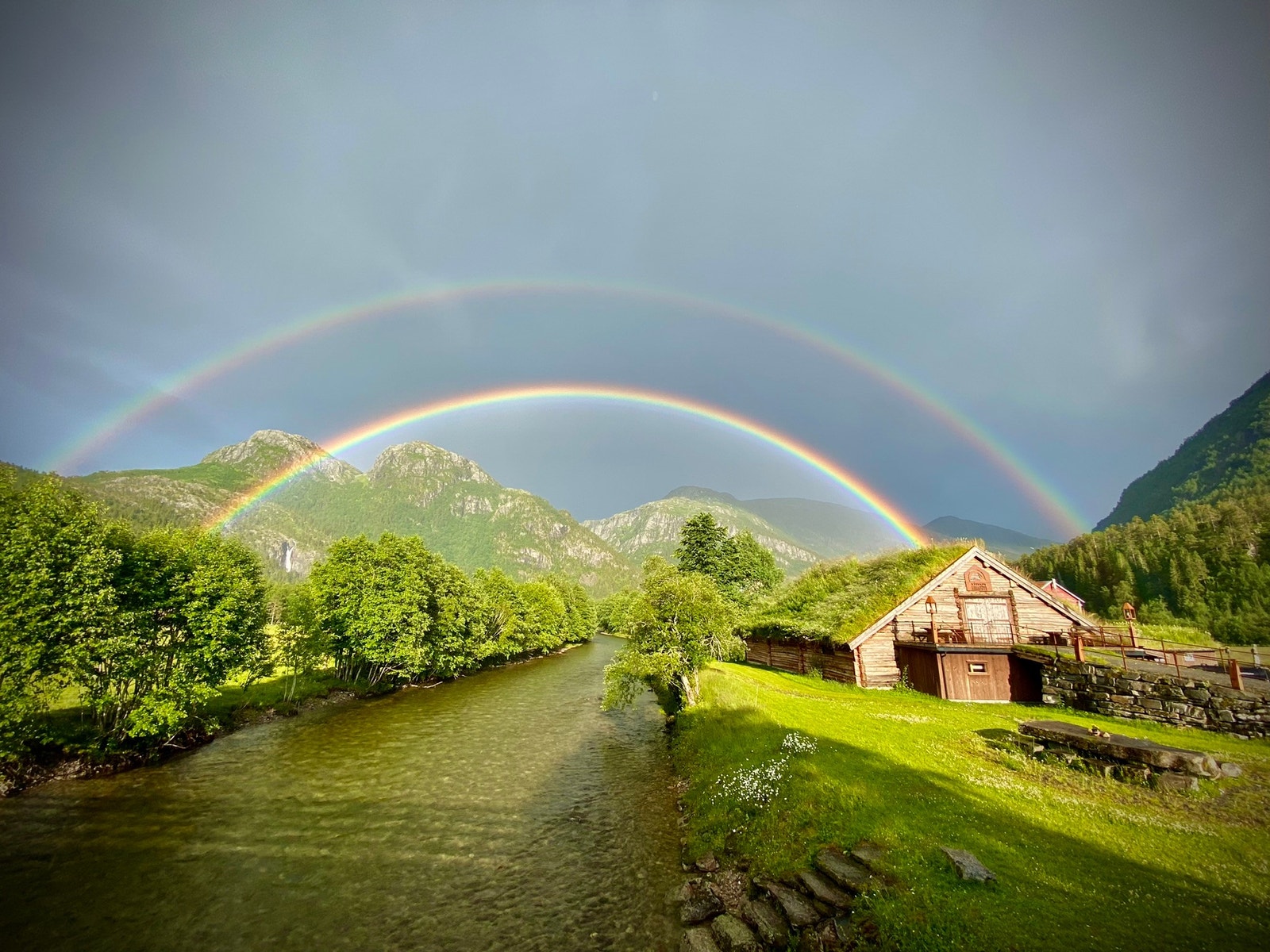 Ved gården Kårvatn og butikken Kårvatn Fjellutstyr Galleribilde