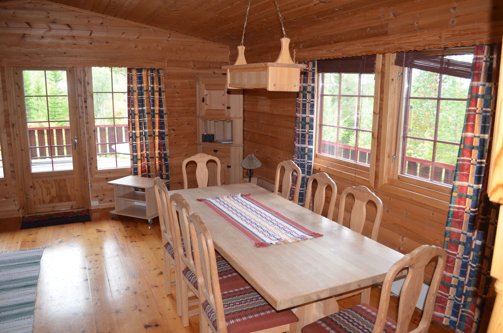 Stue med spisebord og åtte stoler, som er med i kjøpet Galleribilde